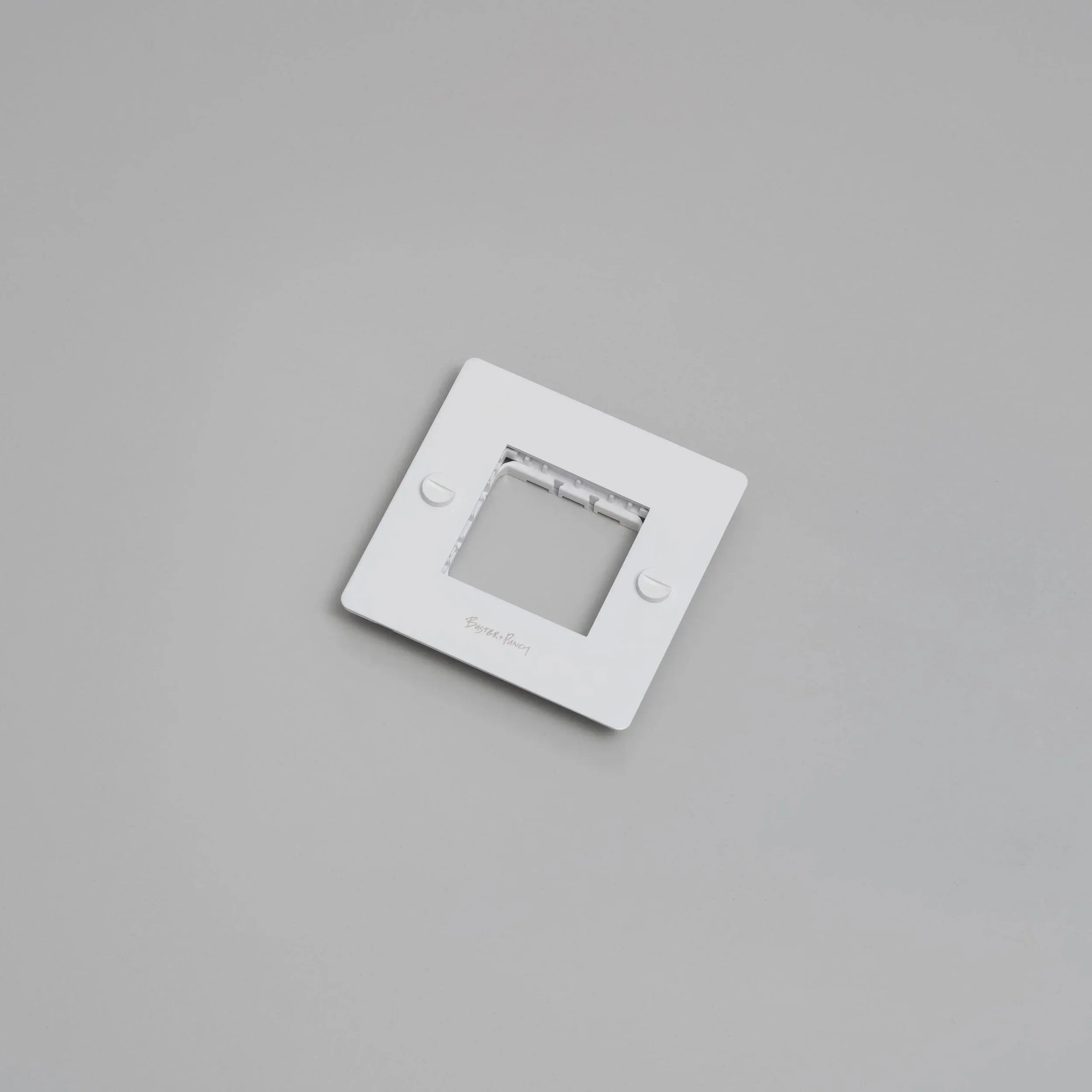placa-de-perete-1g-fara-insertii-buster-and-punch-paris14a-ro-5.jpg
