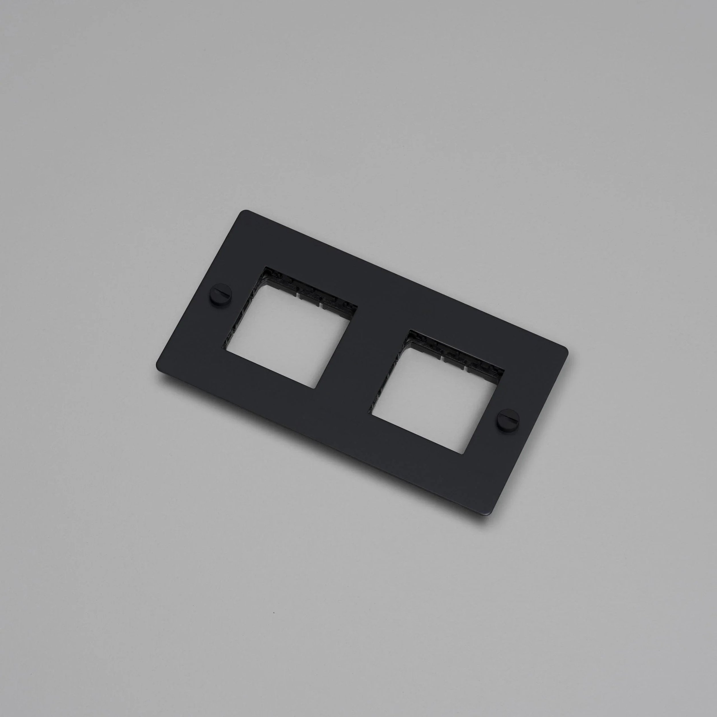placa-de-perete-2g-fara-insertii-buster-and-punch-paris14a-ro-1.jpg