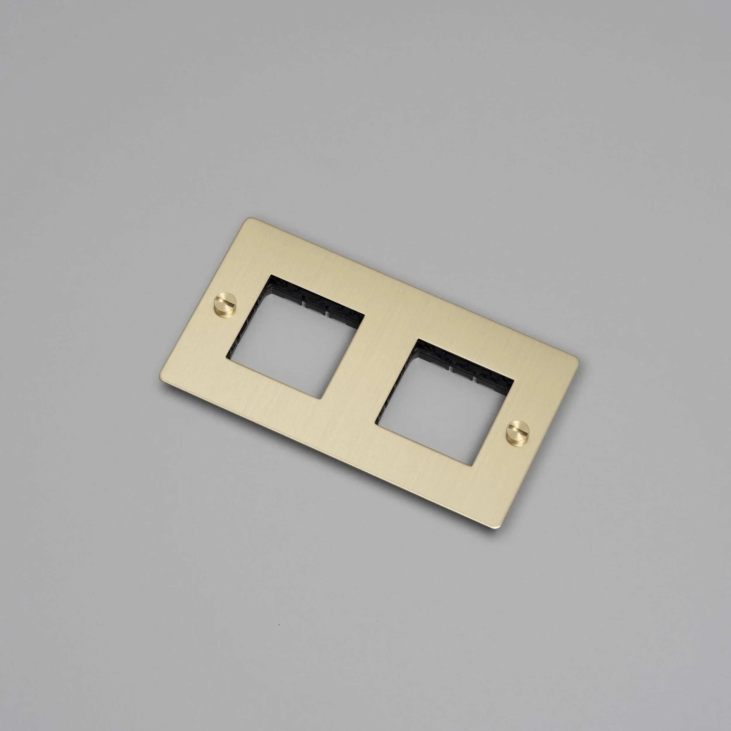 placa-de-perete-2g-fara-insertii-buster-and-punch-paris14a-ro-2.jpg
