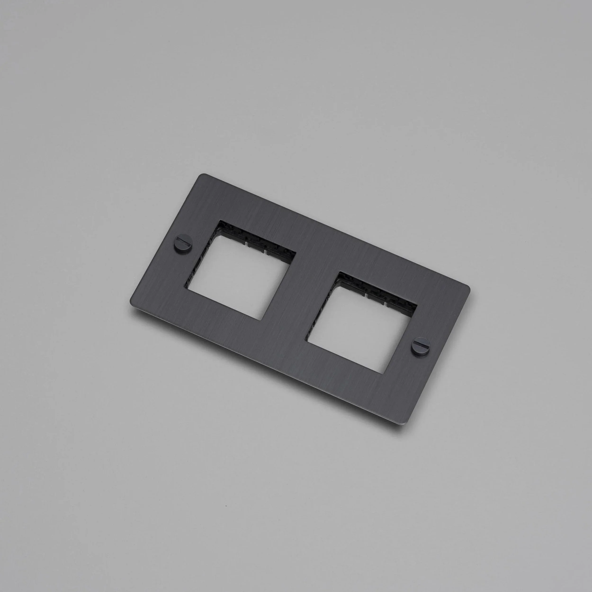 placa-de-perete-2g-fara-insertii-buster-and-punch-paris14a-ro-3.jpg