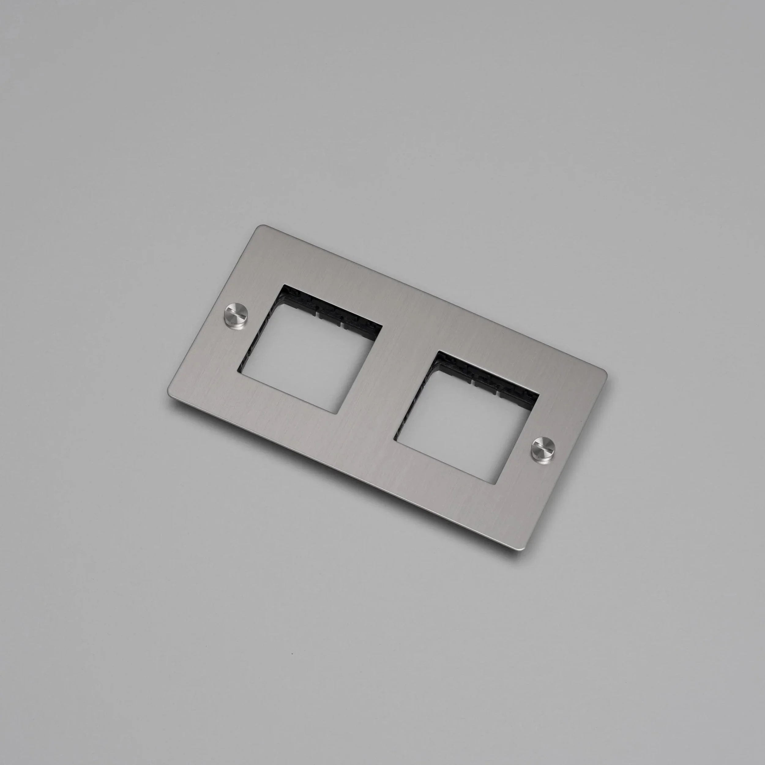 placa-de-perete-2g-fara-insertii-buster-and-punch-paris14a-ro-4.jpg