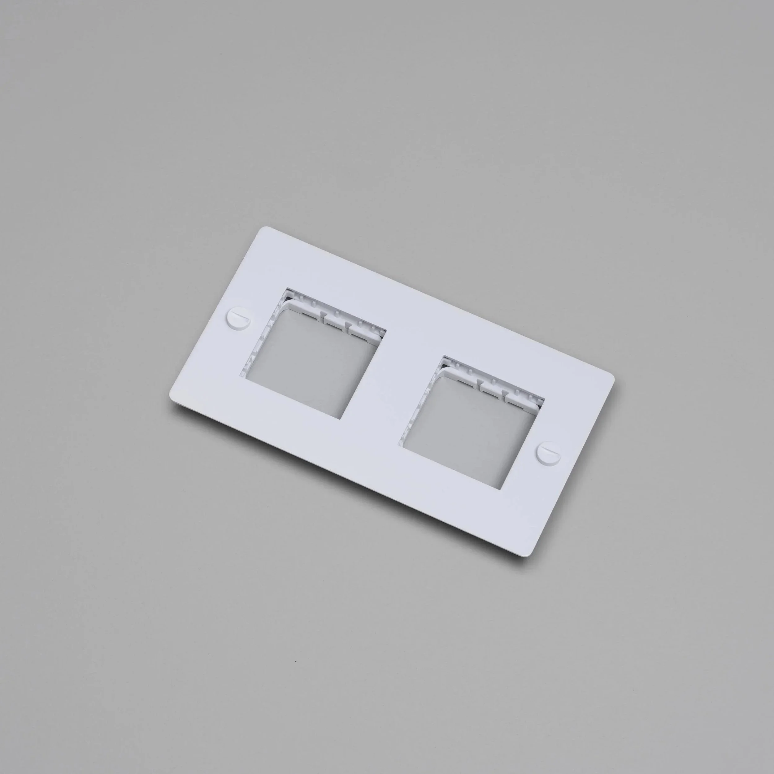 placa-de-perete-2g-fara-insertii-buster-and-punch-paris14a-ro-5.jpg