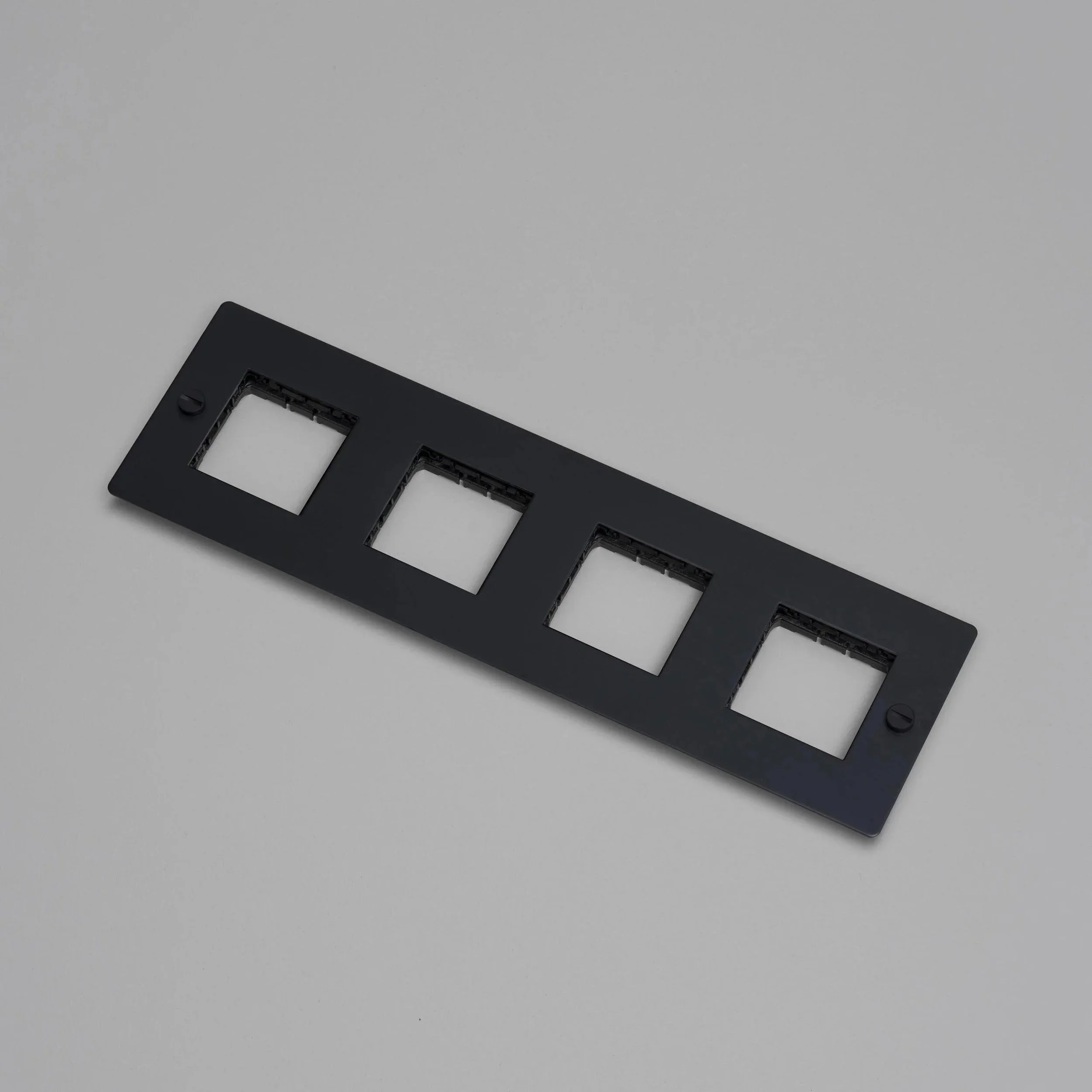 placa-de-perete-4g-fara-insertii-buster-and-punch-paris14a-ro-1.jpg