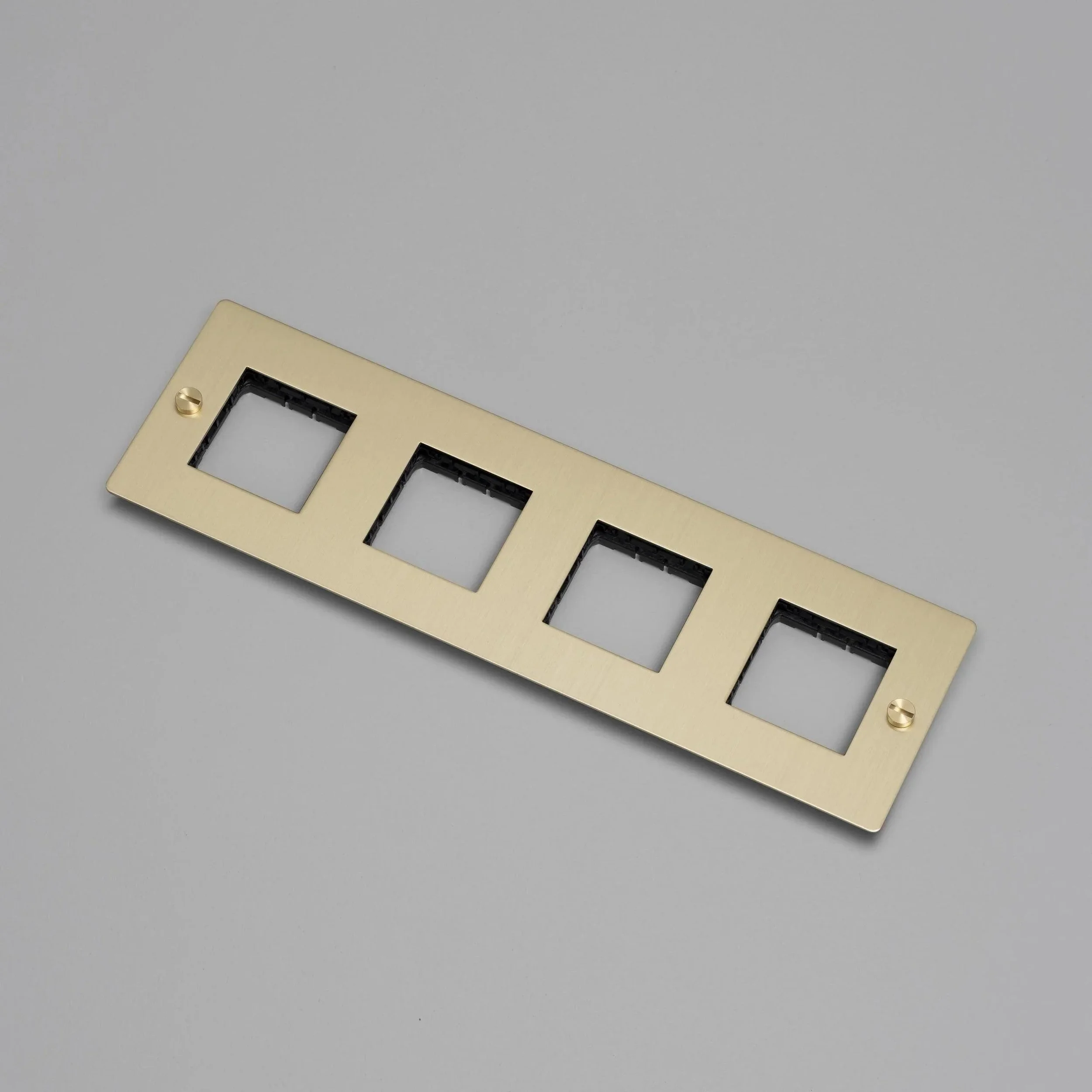 placa-de-perete-4g-fara-insertii-buster-and-punch-paris14a-ro-2.jpg