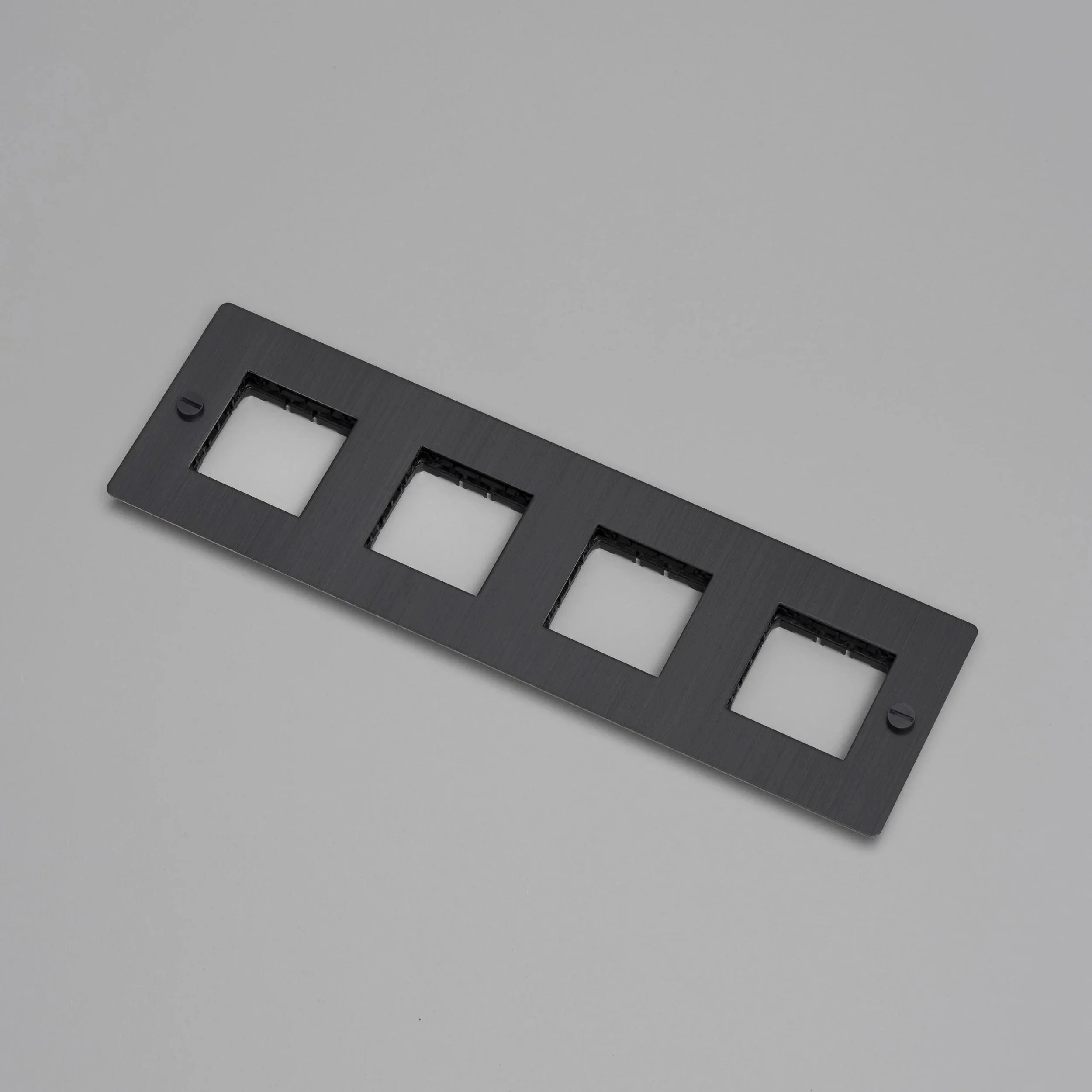 placa-de-perete-4g-fara-insertii-buster-and-punch-paris14a-ro-3.jpg