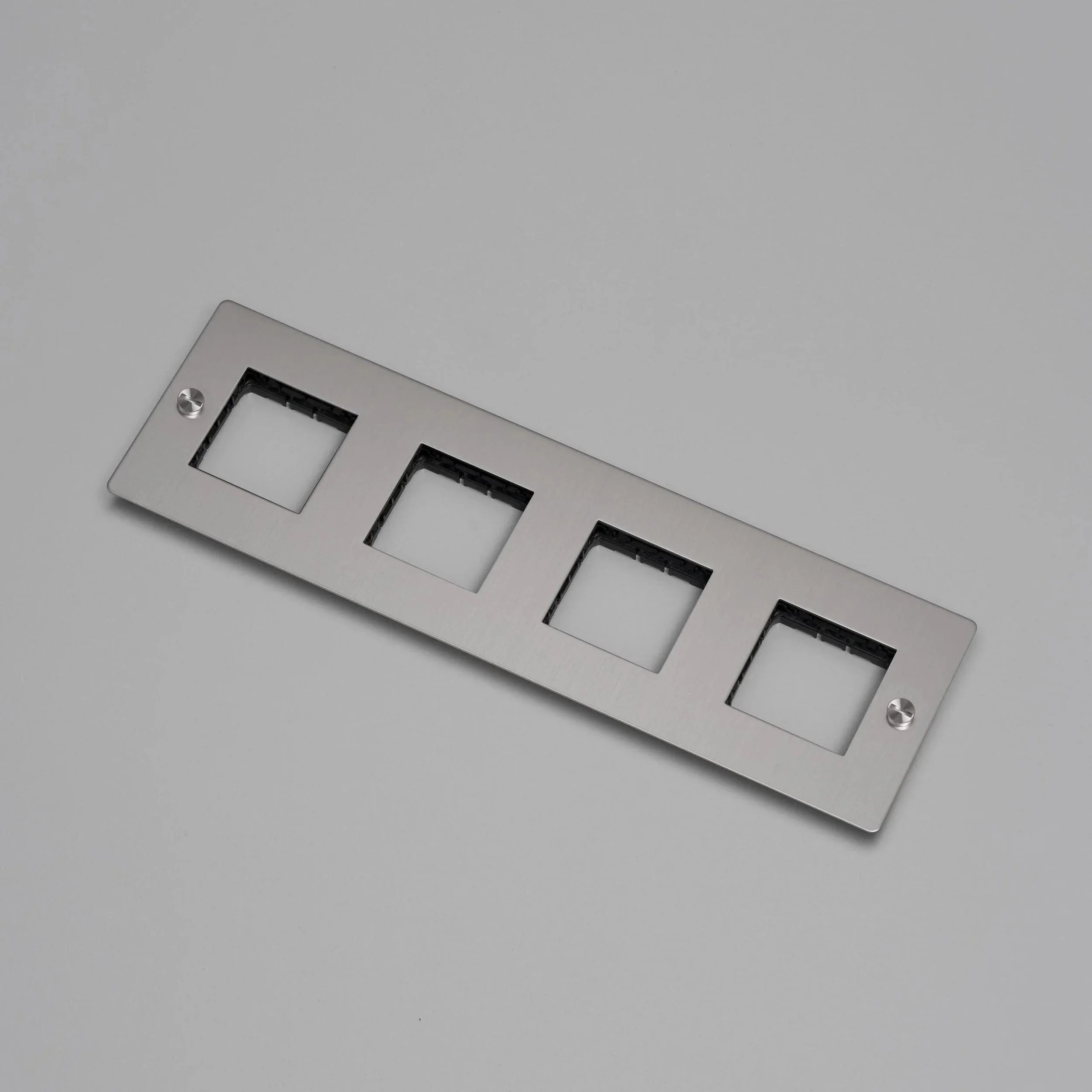 placa-de-perete-4g-fara-insertii-buster-and-punch-paris14a-ro-4.jpg