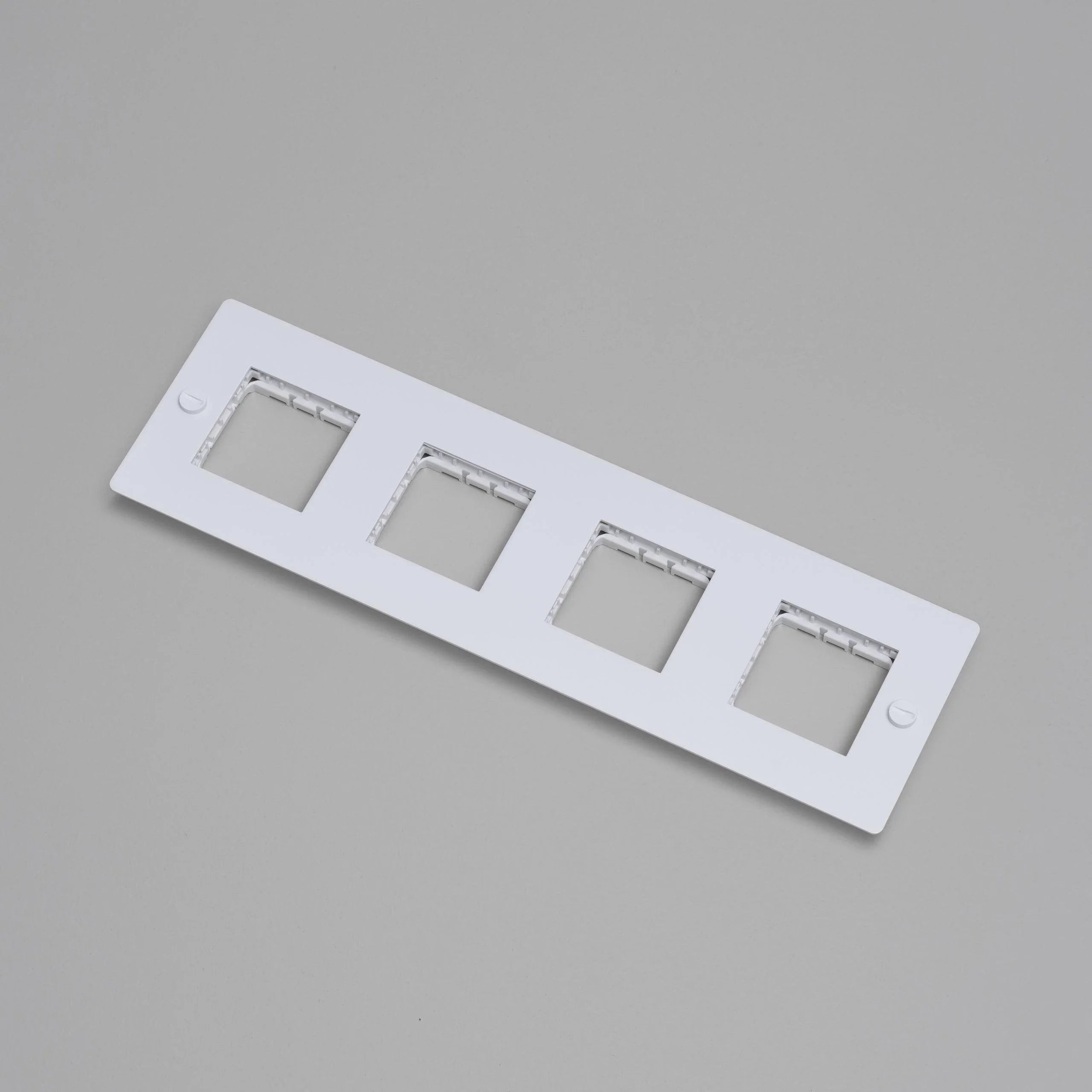 placa-de-perete-4g-fara-insertii-buster-and-punch-paris14a-ro-5.jpg