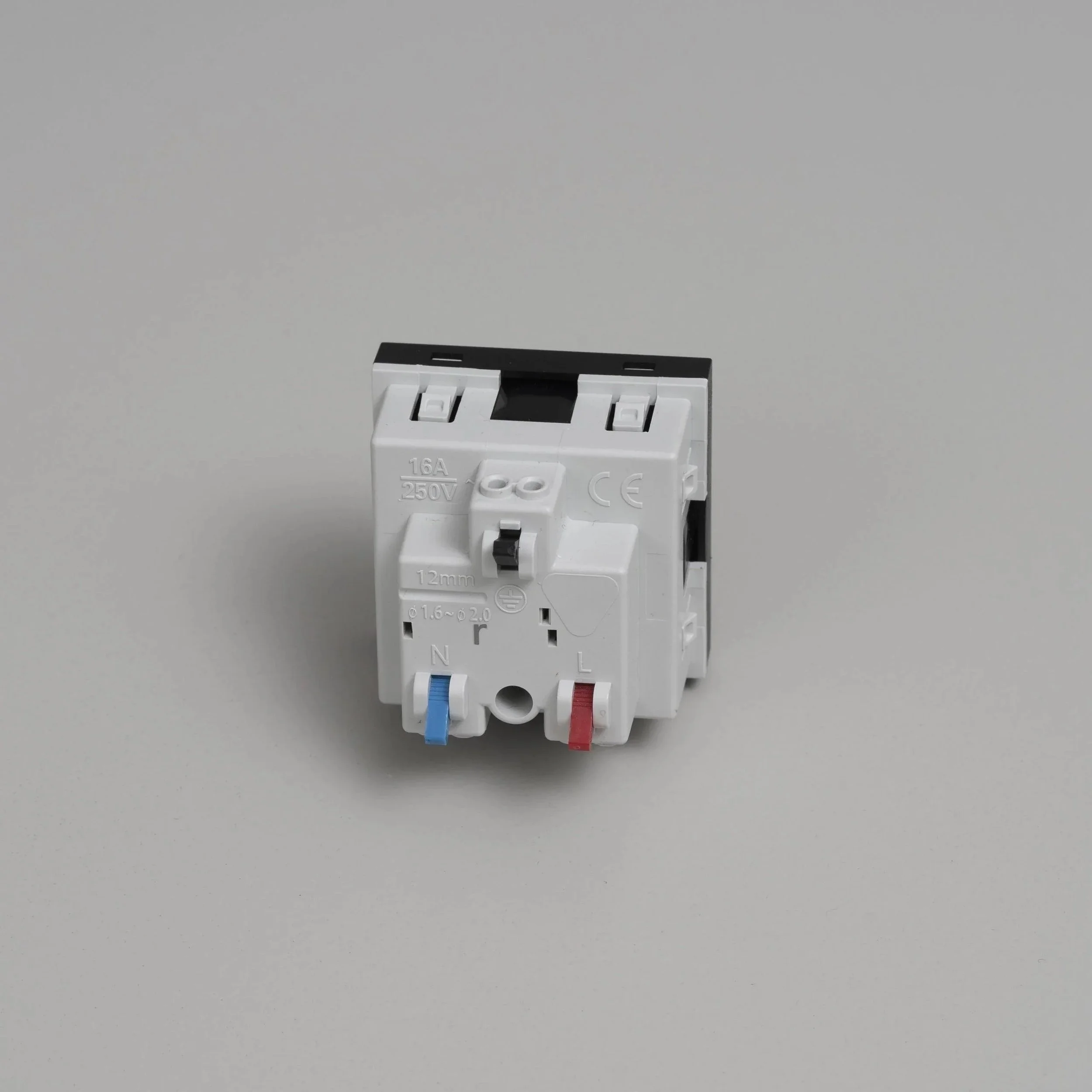 modul-cu-priza-french-belgian-tip-e-45mm-buster-and-punch-paris14a-ro-2.jpg