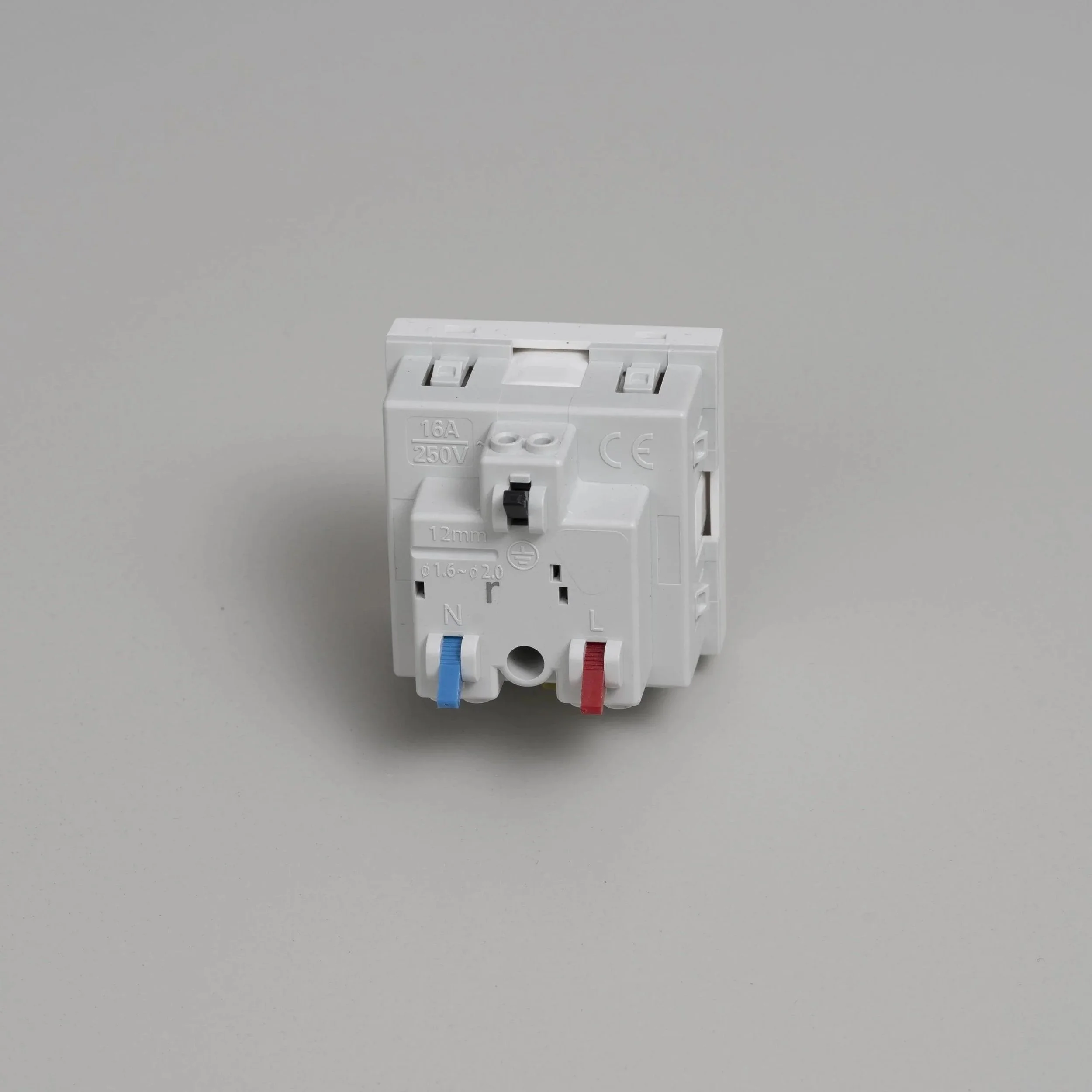 modul-cu-priza-french-belgian-tip-e-45mm-buster-and-punch-paris14a-ro-4.jpg