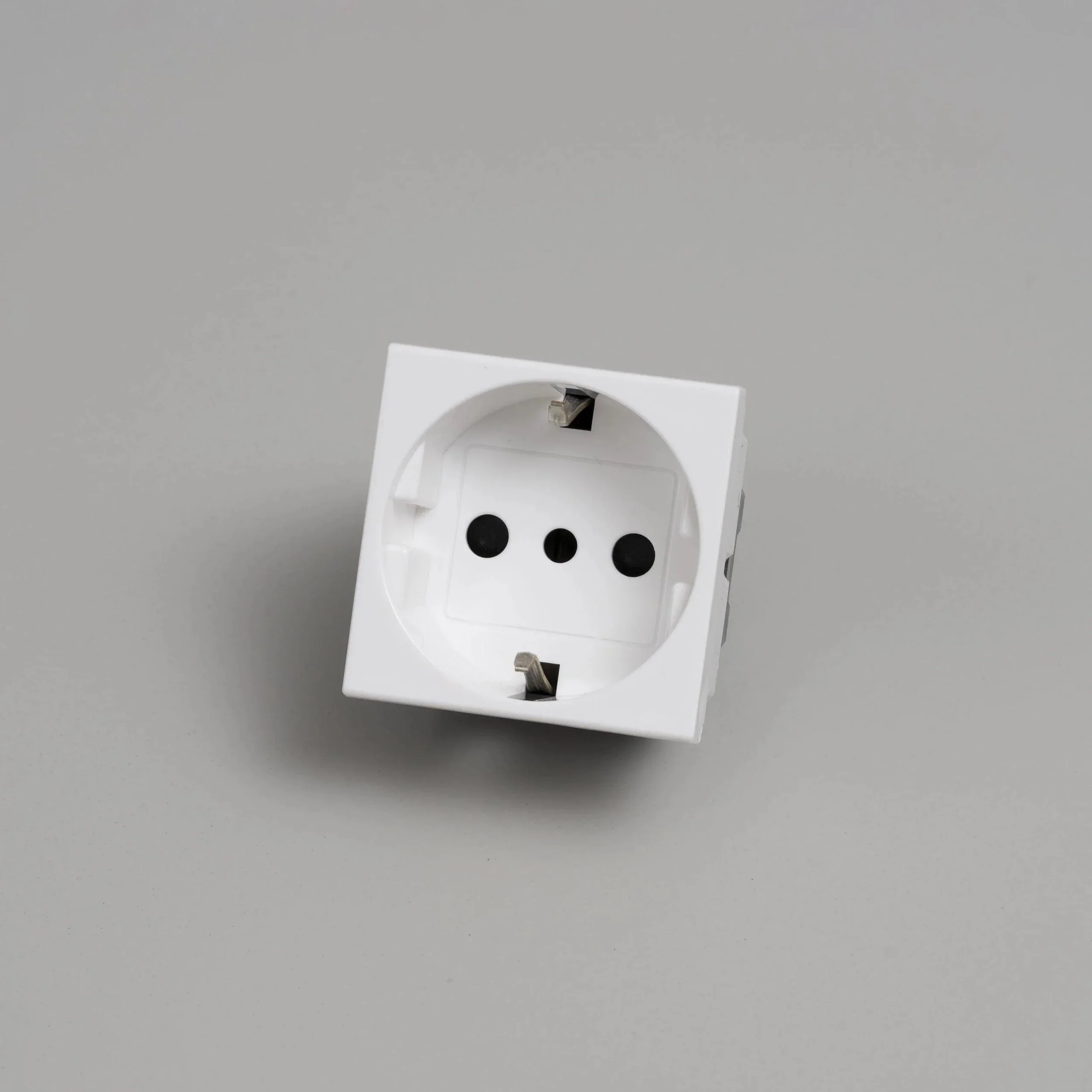 modul-cu-priza-italian-tip-f-l-45mm-buster-and-punch-paris14a-ro-3.jpg