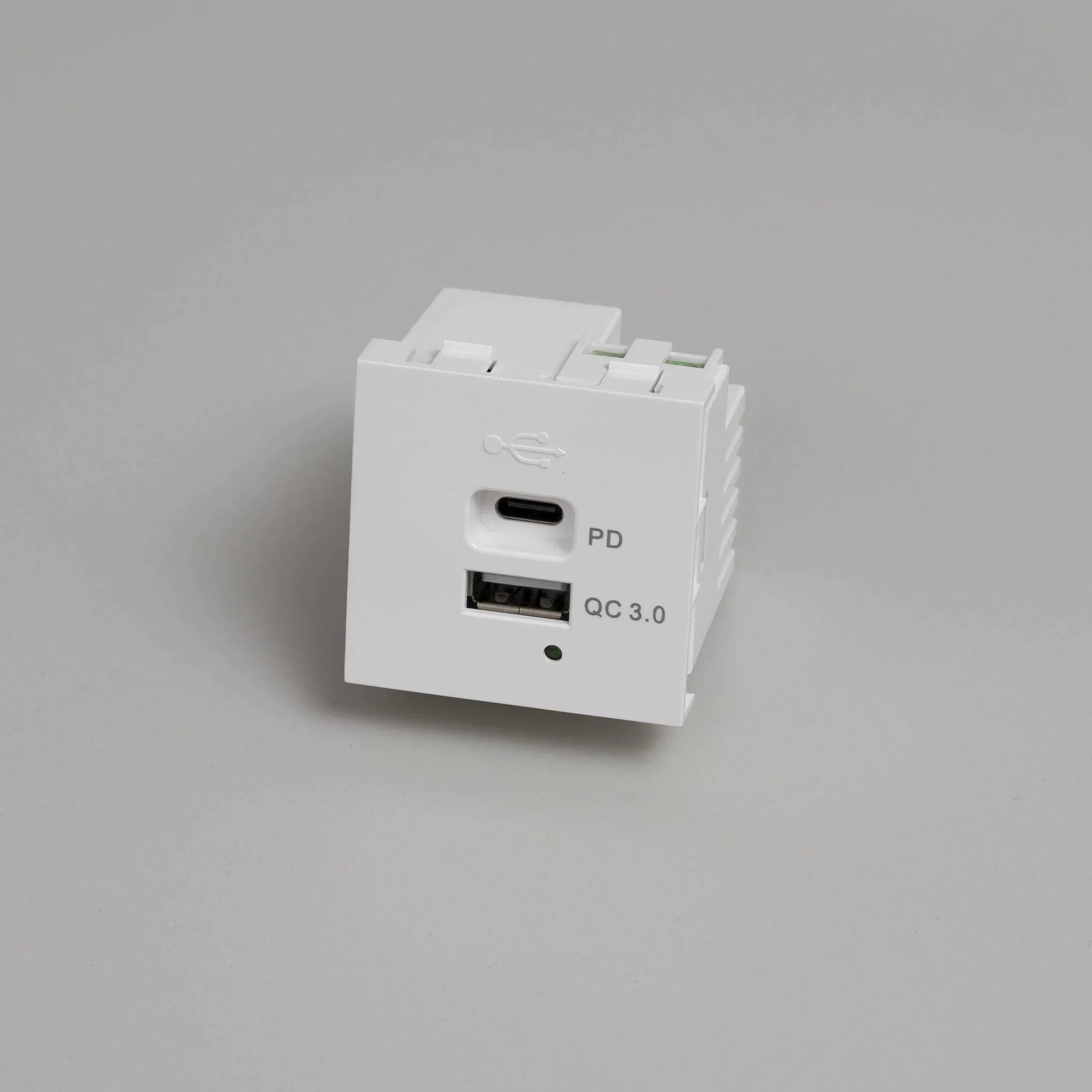 modul-cu-usb-usb-a-c-quickcharge-45mm-buster-and-punch-paris14a-ro-3.jpg