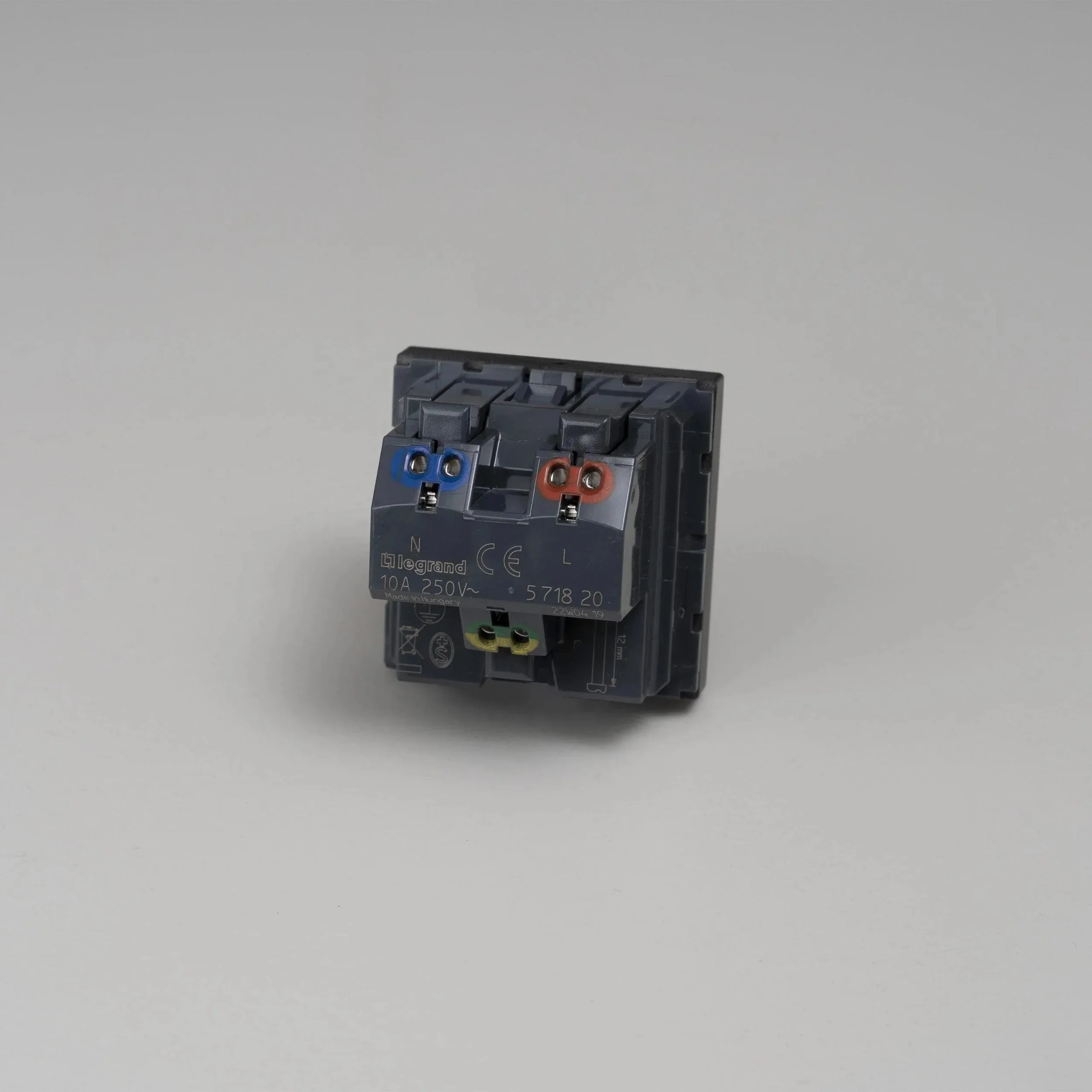 modul-cu-priza-swiss-tip-j-45mm-buster-and-punch-paris14a-ro-2.jpg