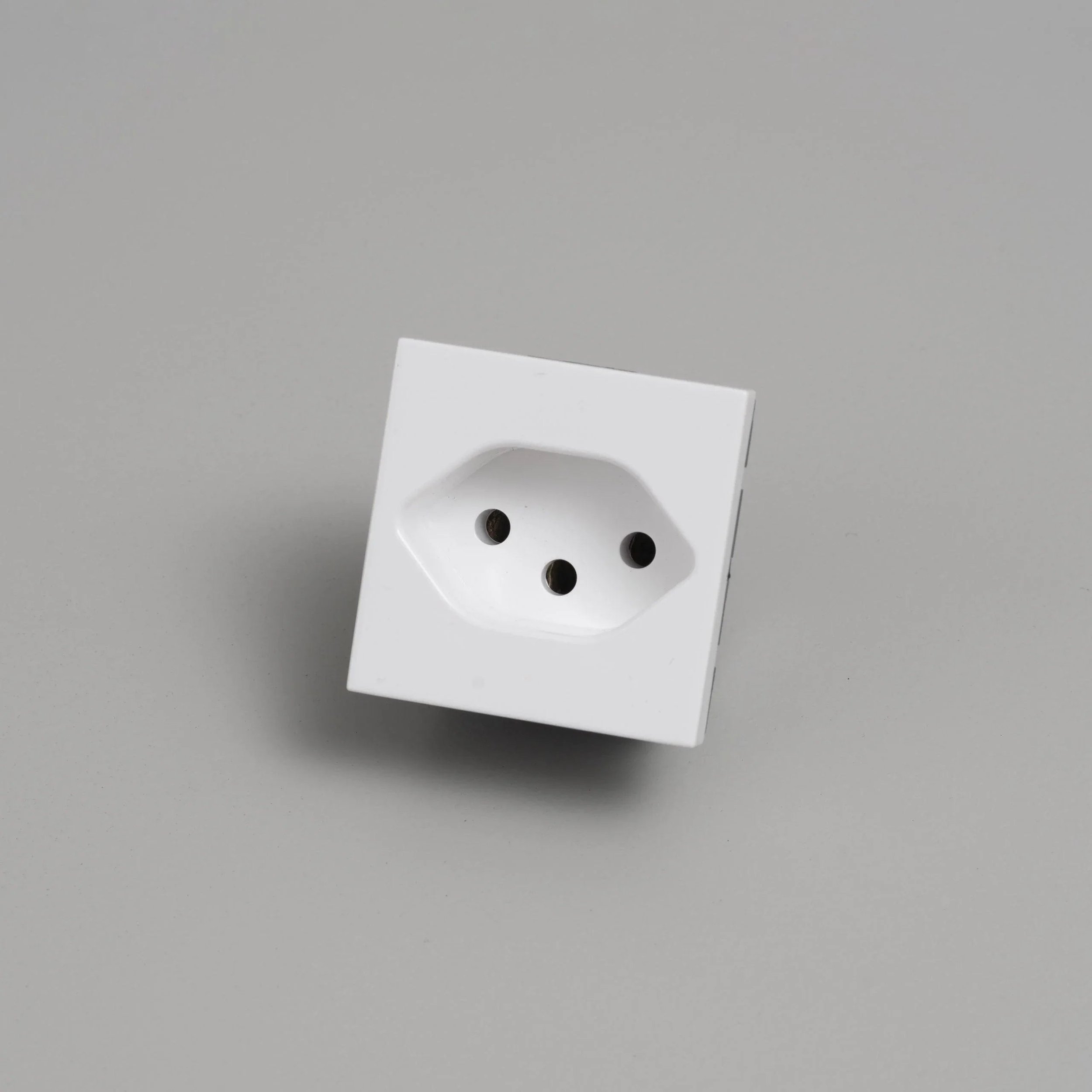 modul-cu-priza-swiss-tip-j-45mm-buster-and-punch-paris14a-ro-3.jpg