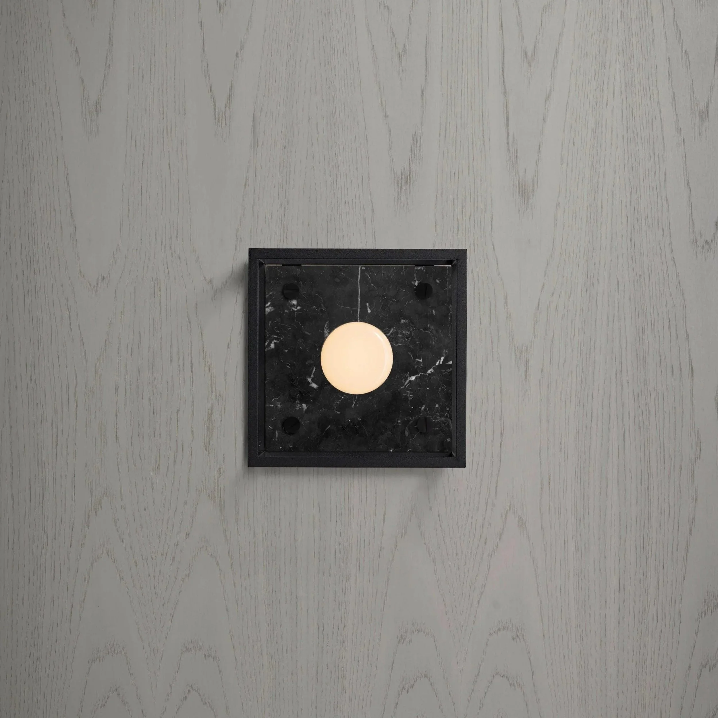 lampa-de-perete-caged-small-marmura-neagra-buster-and-punch-paris14a-ro-2.jpg