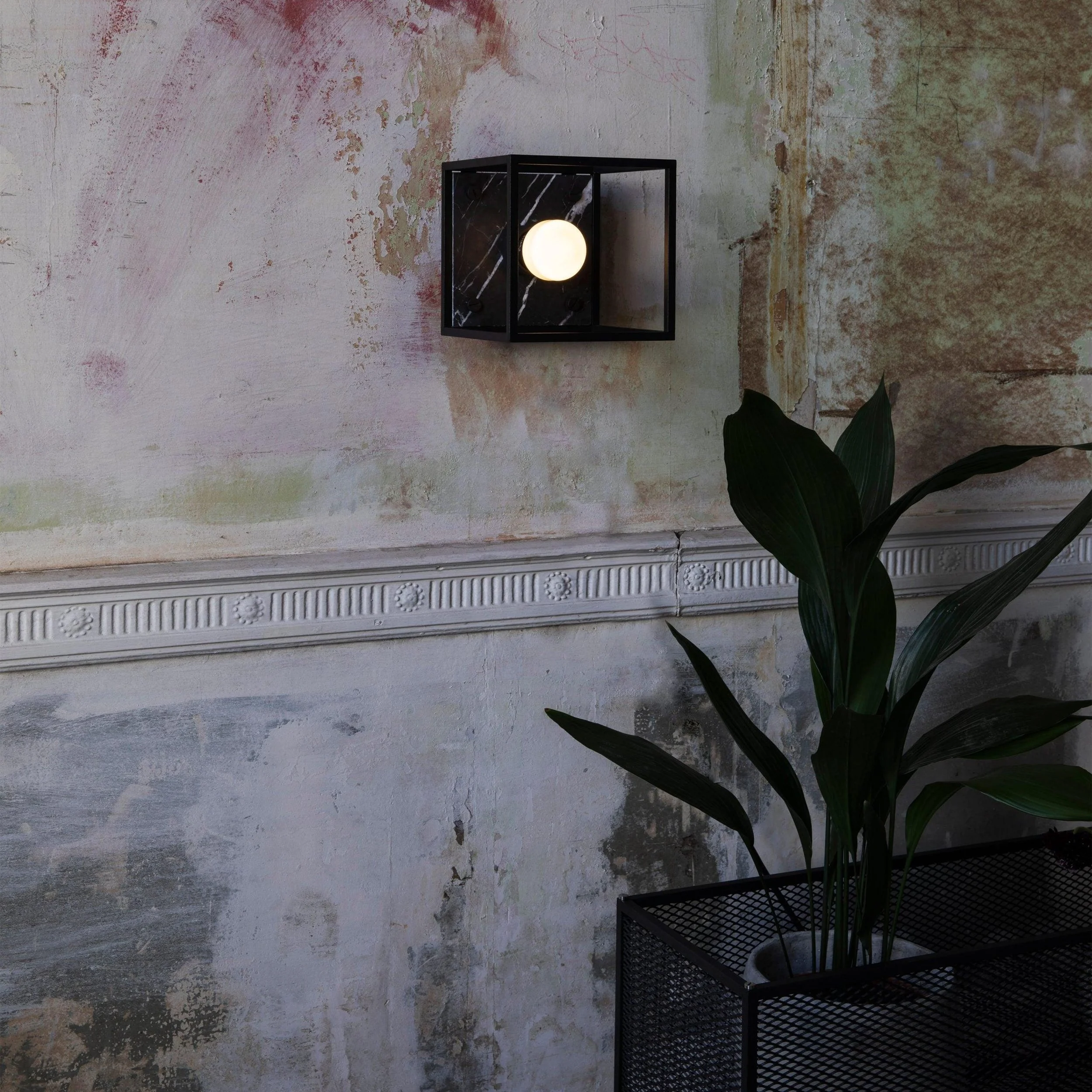lampa-de-perete-caged-small-marmura-neagra-buster-and-punch-paris14a-ro-4.jpg