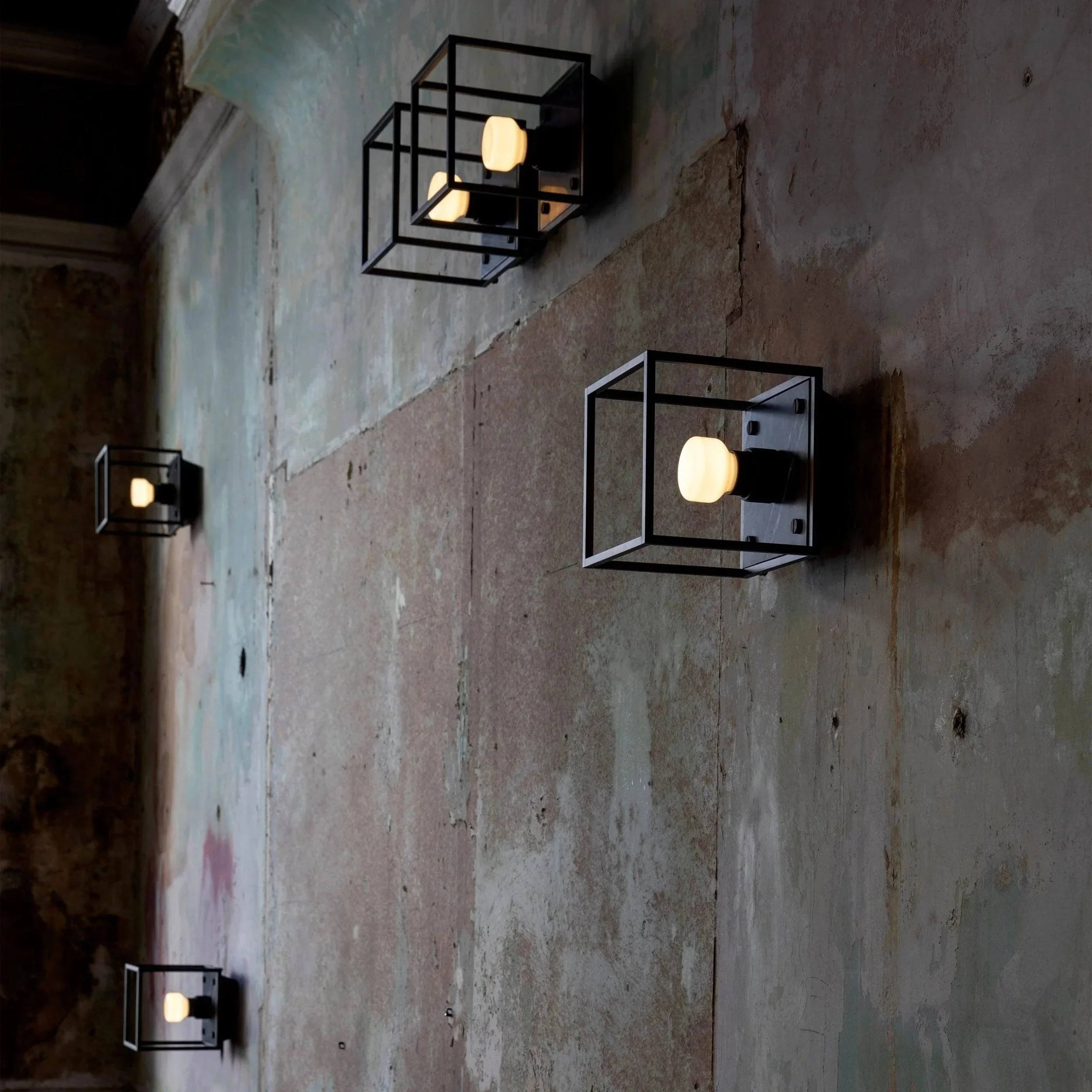 lampa-de-perete-caged-small-marmura-neagra-buster-and-punch-paris14a-ro-5.jpg
