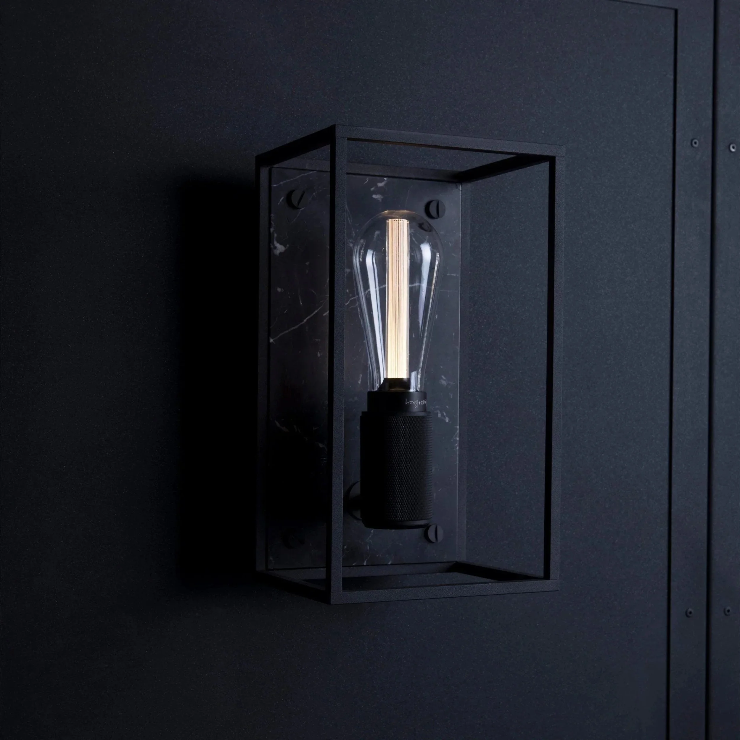 lampa-de-perete-caged-medium-marmura-neagra-buster-and-punch-paris14a-ro-4.jpg