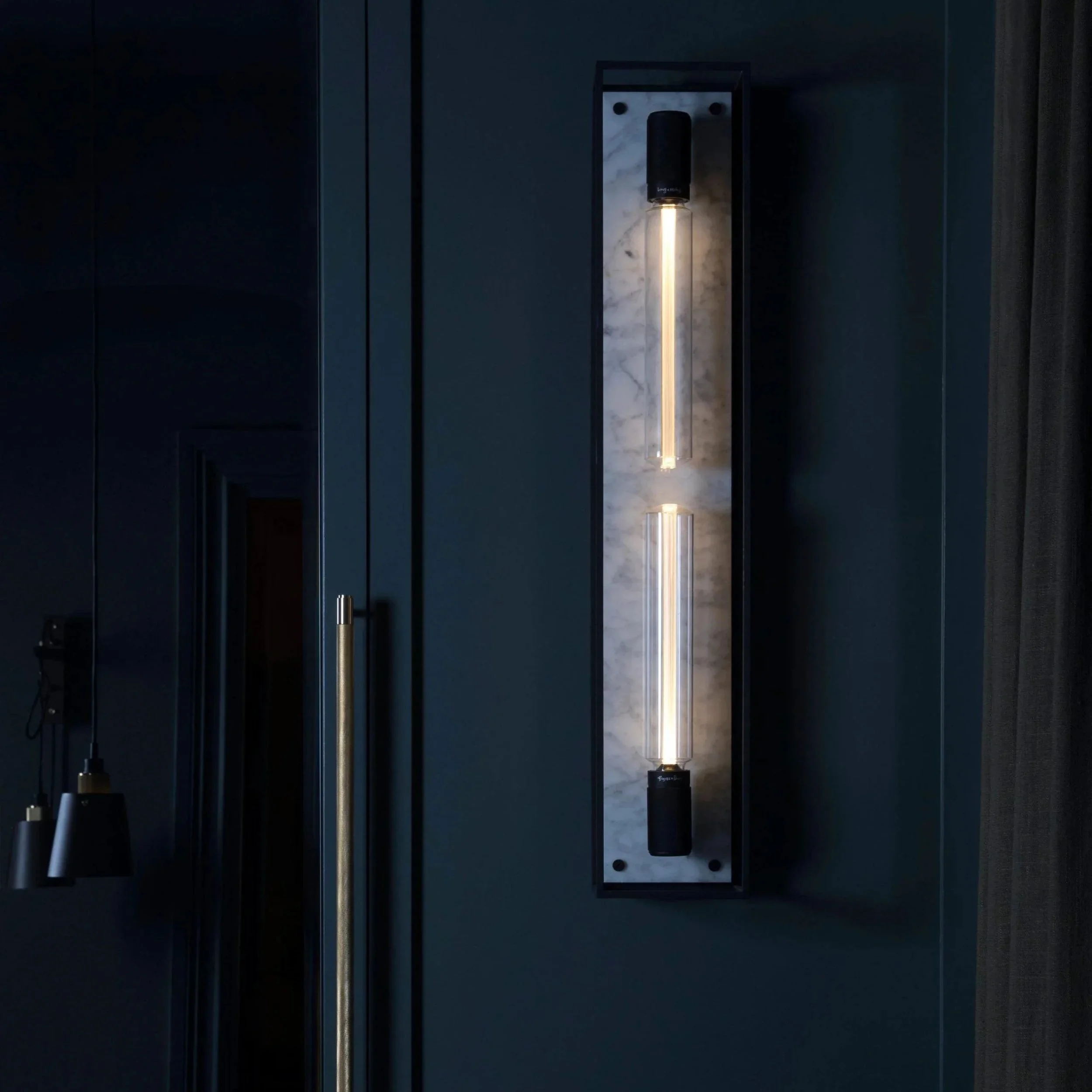 lampa-de-perete-caged-x-large-marmura-alba-buster-and-punch-paris14a-ro-4.jpg