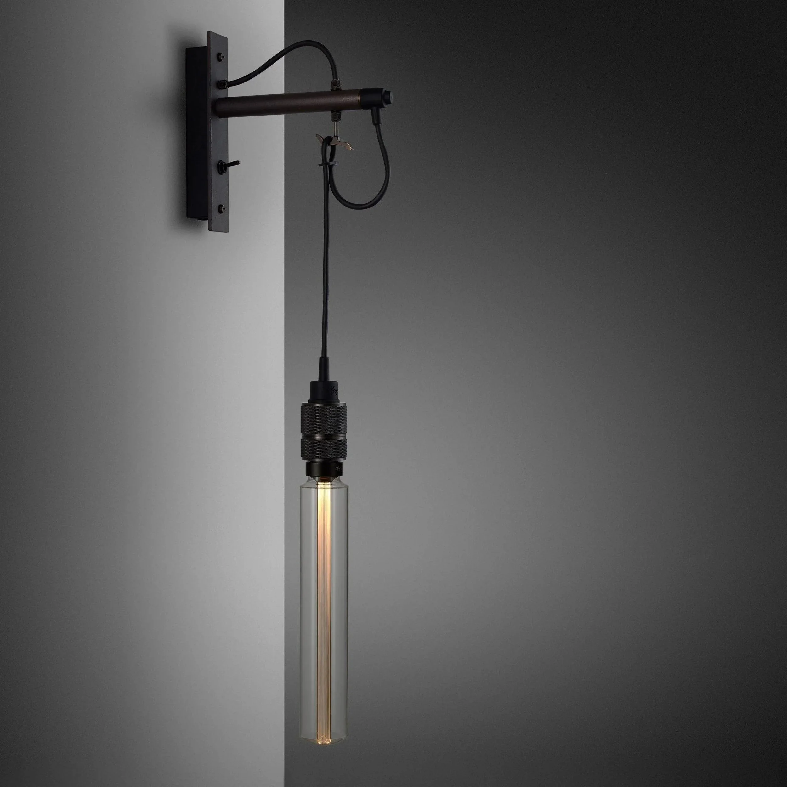 lampa-de-perete-hooked-nude-graphite-buster-and-punch-paris14a-ro-11.jpg