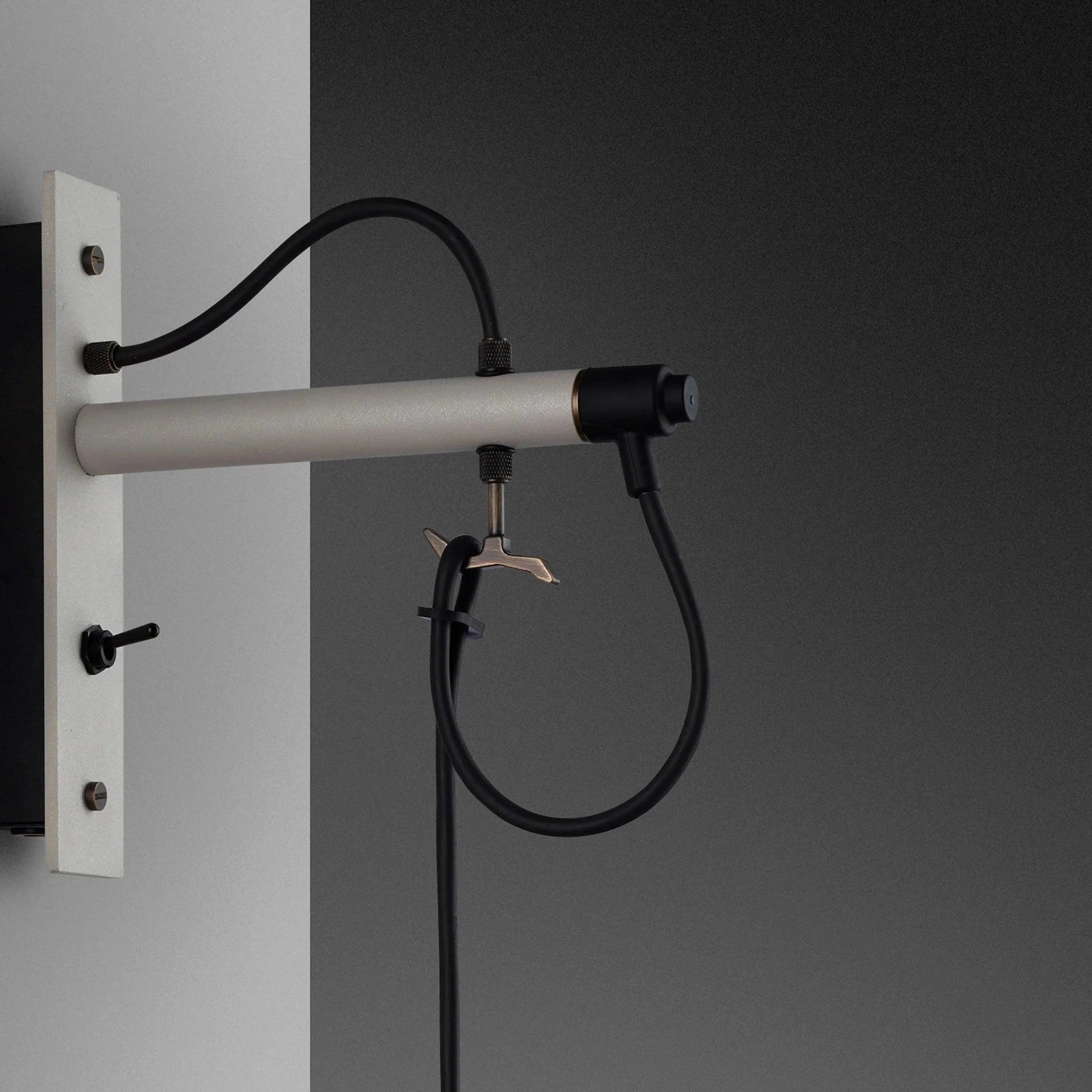 lampa-de-perete-hooked-nude-stone-buster-and-punch-paris14a-ro-6.jpg