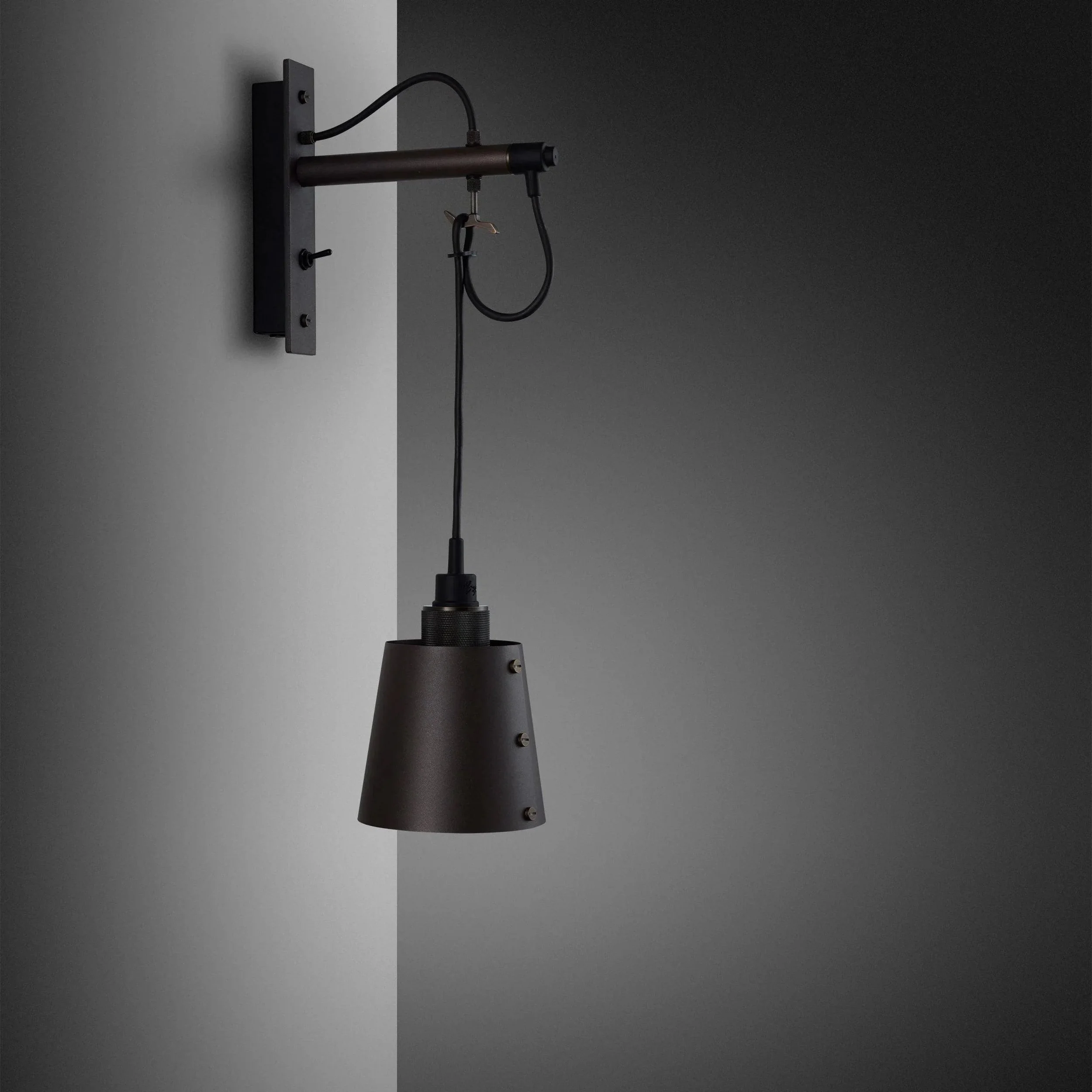lampa-de-perete-hooked-small-graphite-buster-and-punch-paris14a-ro-5.jpg