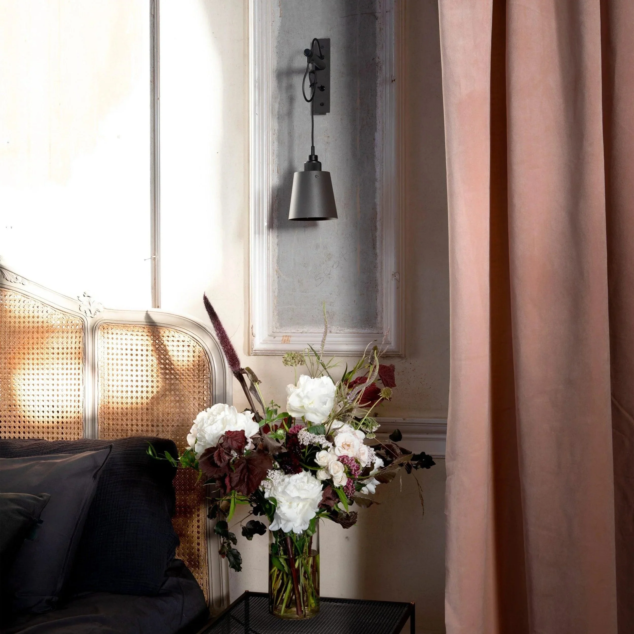 lampa-de-perete-hooked-small-graphite-buster-and-punch-paris14a-ro-8.jpg