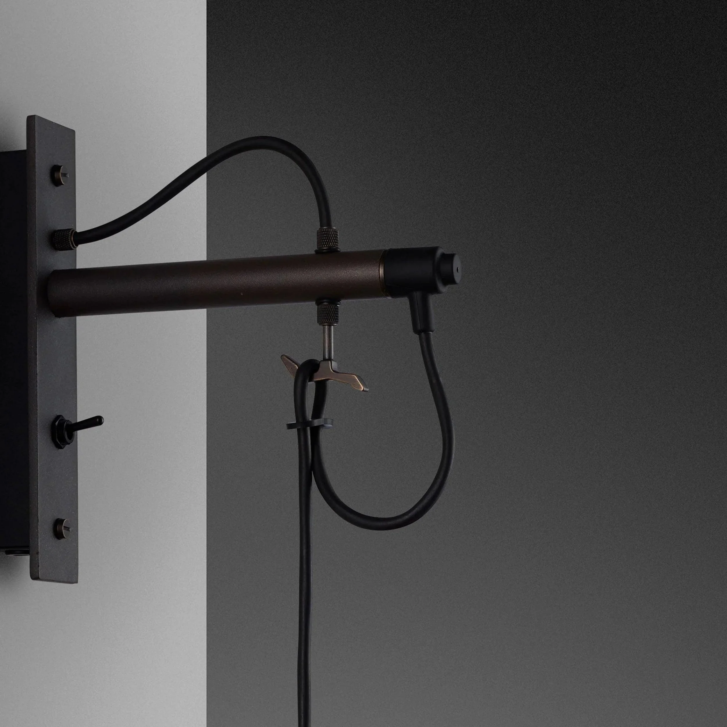 lampa-de-perete-hooked-large-graphite-buster-and-punch-paris14a-ro-5.jpg