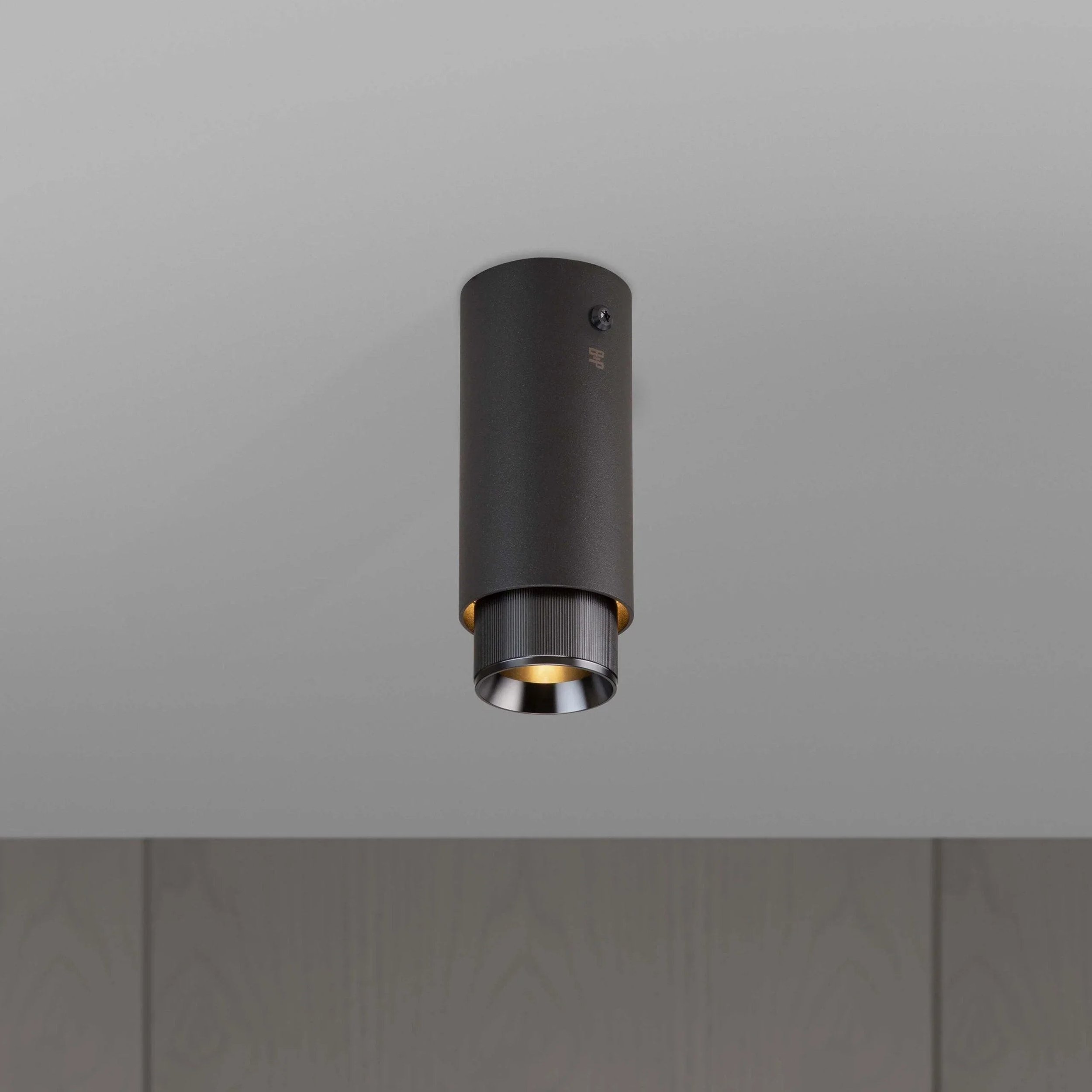 reflector-fixat-pe-tavan-exhaust-linear-graphite-buster-and-punch-paris14a-ro-5.jpg