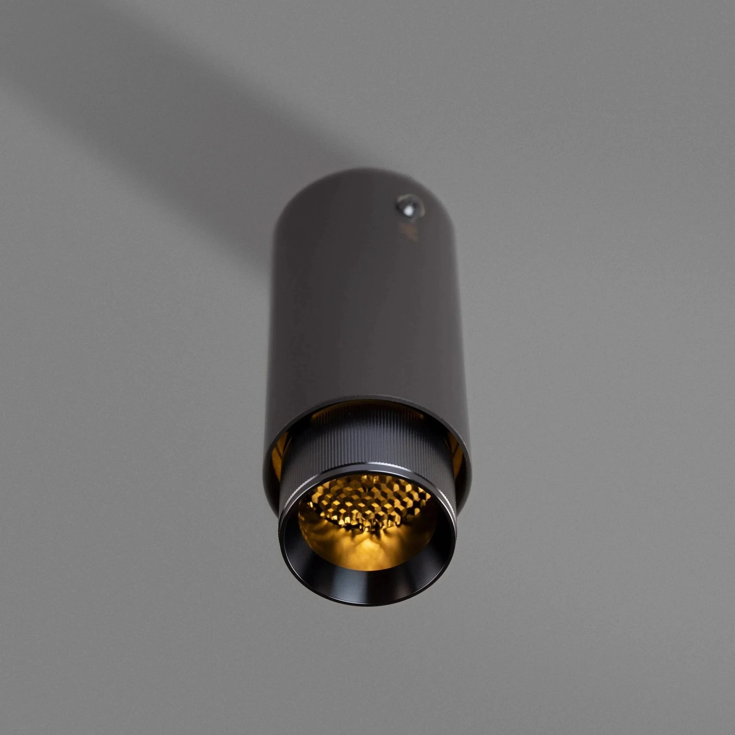 reflector-fixat-pe-tavan-exhaust-linear-graphite-buster-and-punch-paris14a-ro-6.jpg