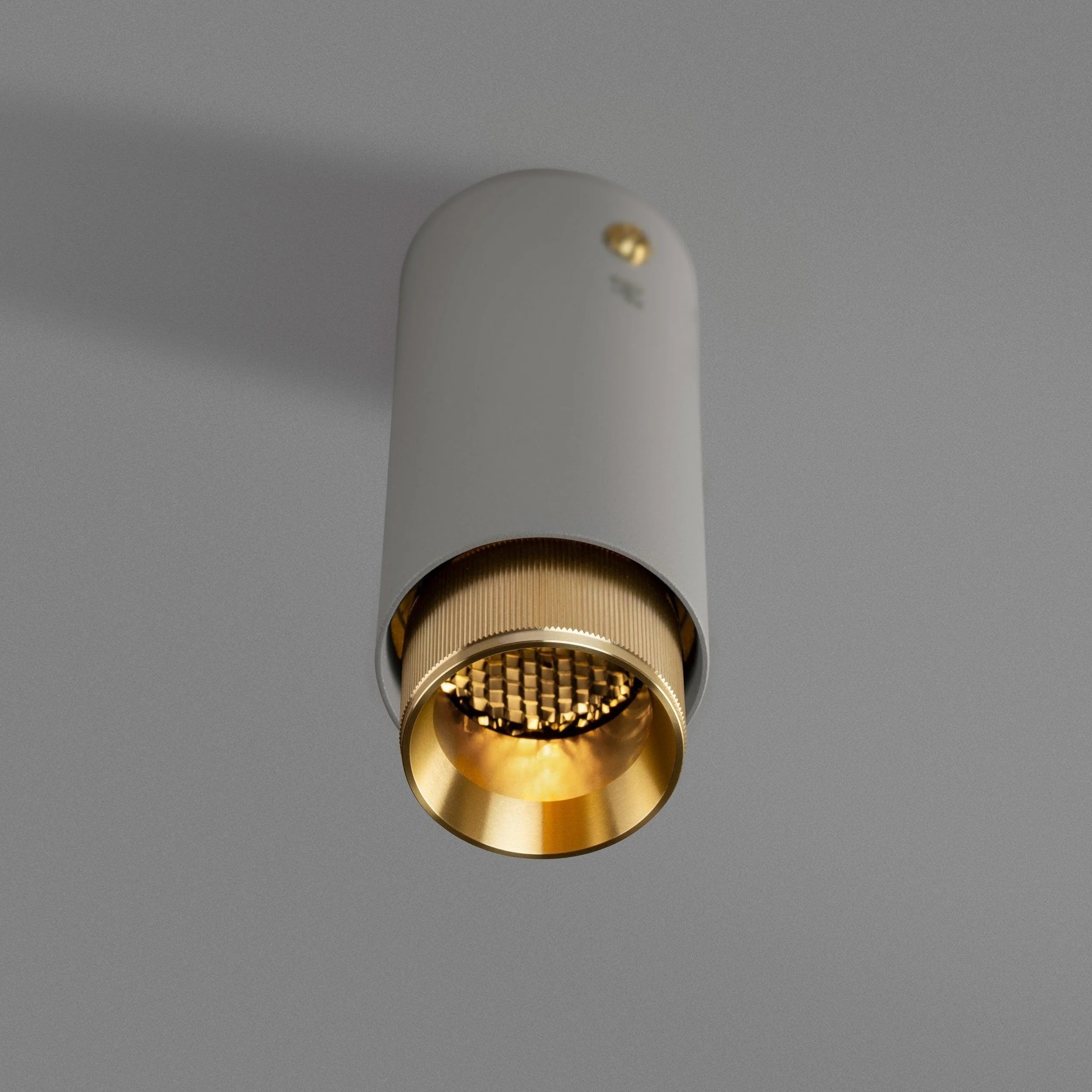 reflector-fixat-pe-tavan-exhaust-linear-stone-buster-and-punch-paris14a-ro-2.jpg