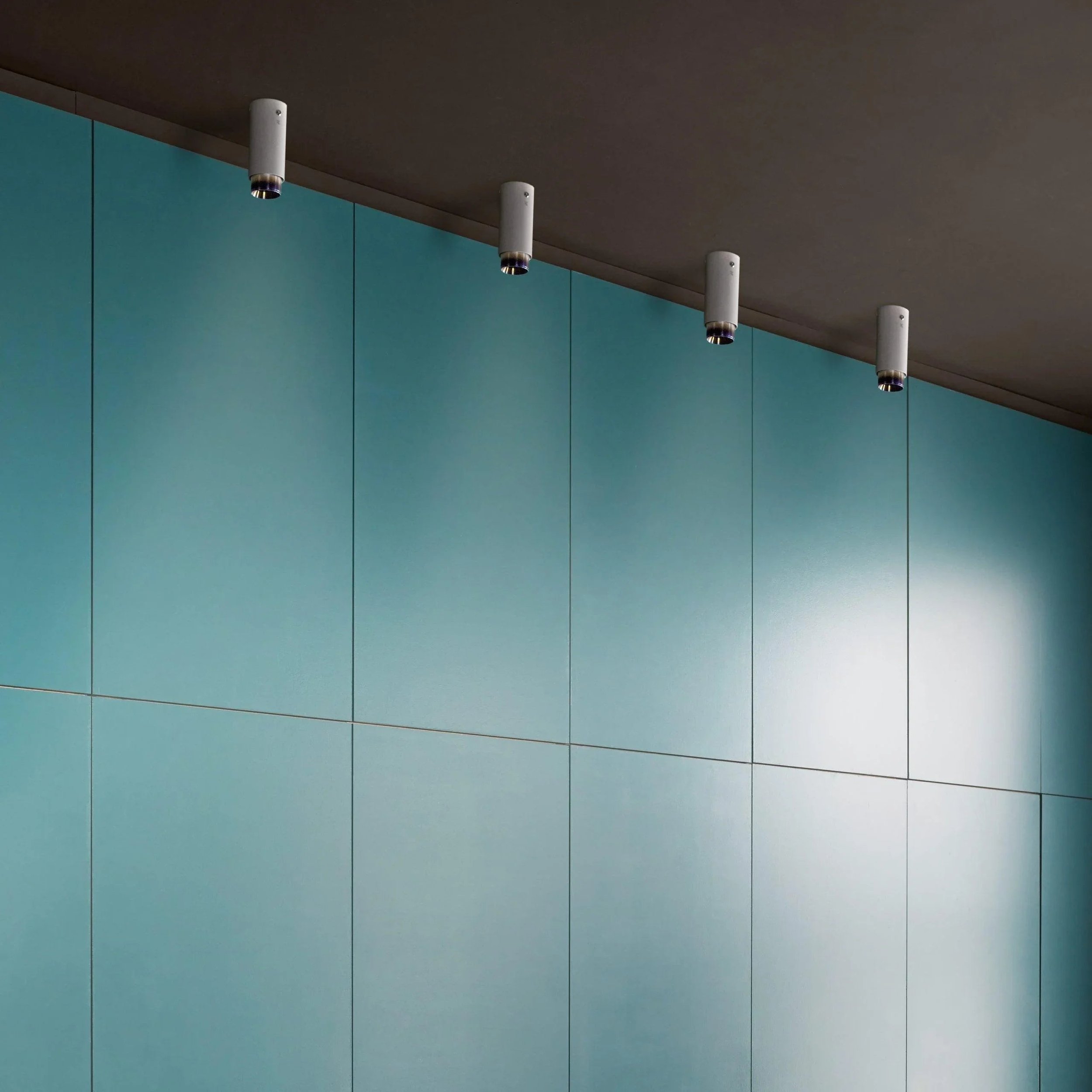 reflector-fixat-pe-tavan-exhaust-linear-stone-buster-and-punch-paris14a-ro-3.jpg