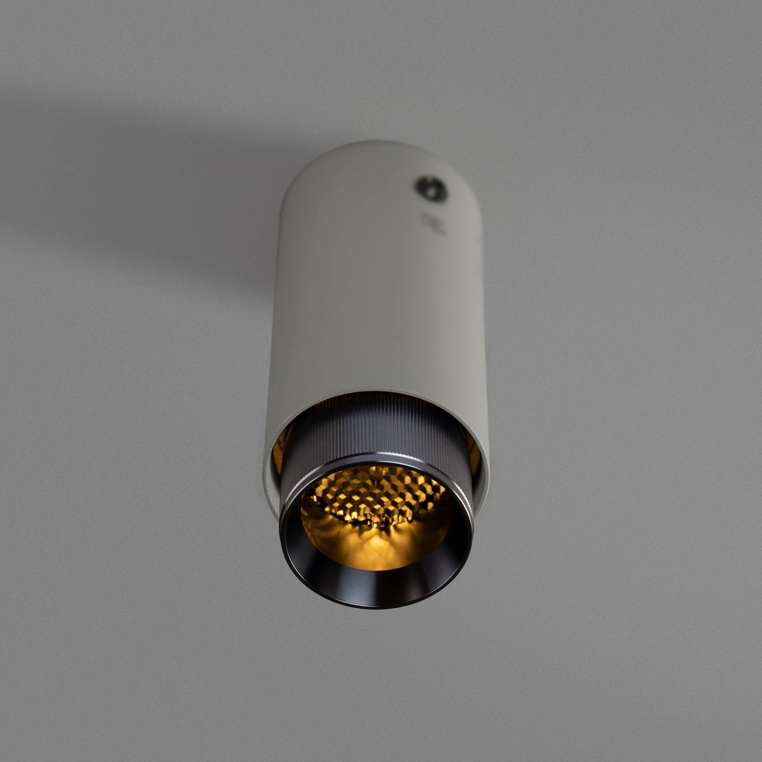 reflector-fixat-pe-tavan-exhaust-linear-stone-buster-and-punch-paris14a-ro-7.jpg