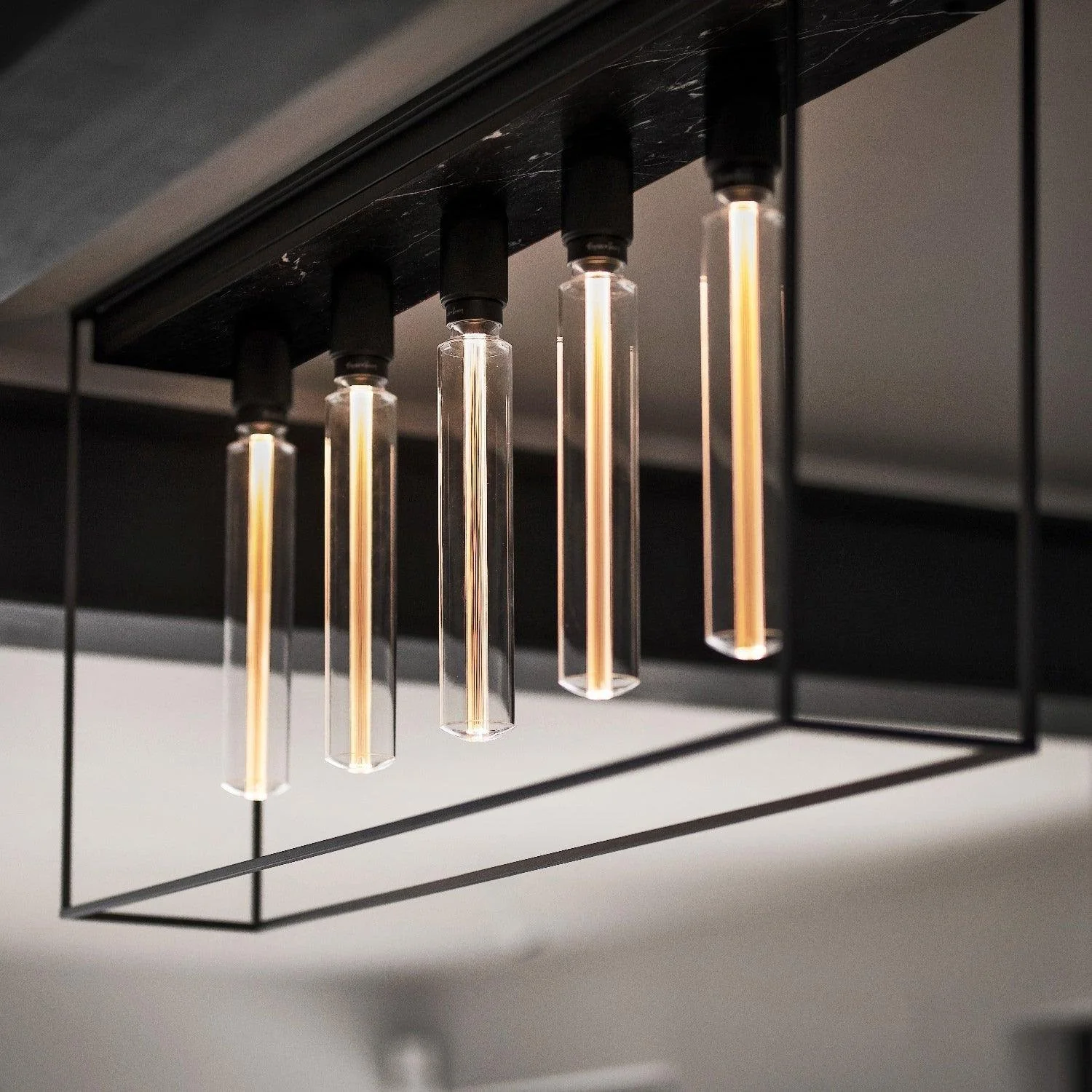 lampa-de-tavan-caged-5-0-marmura-neagra-buster-and-punch-paris14a-ro-2.jpg