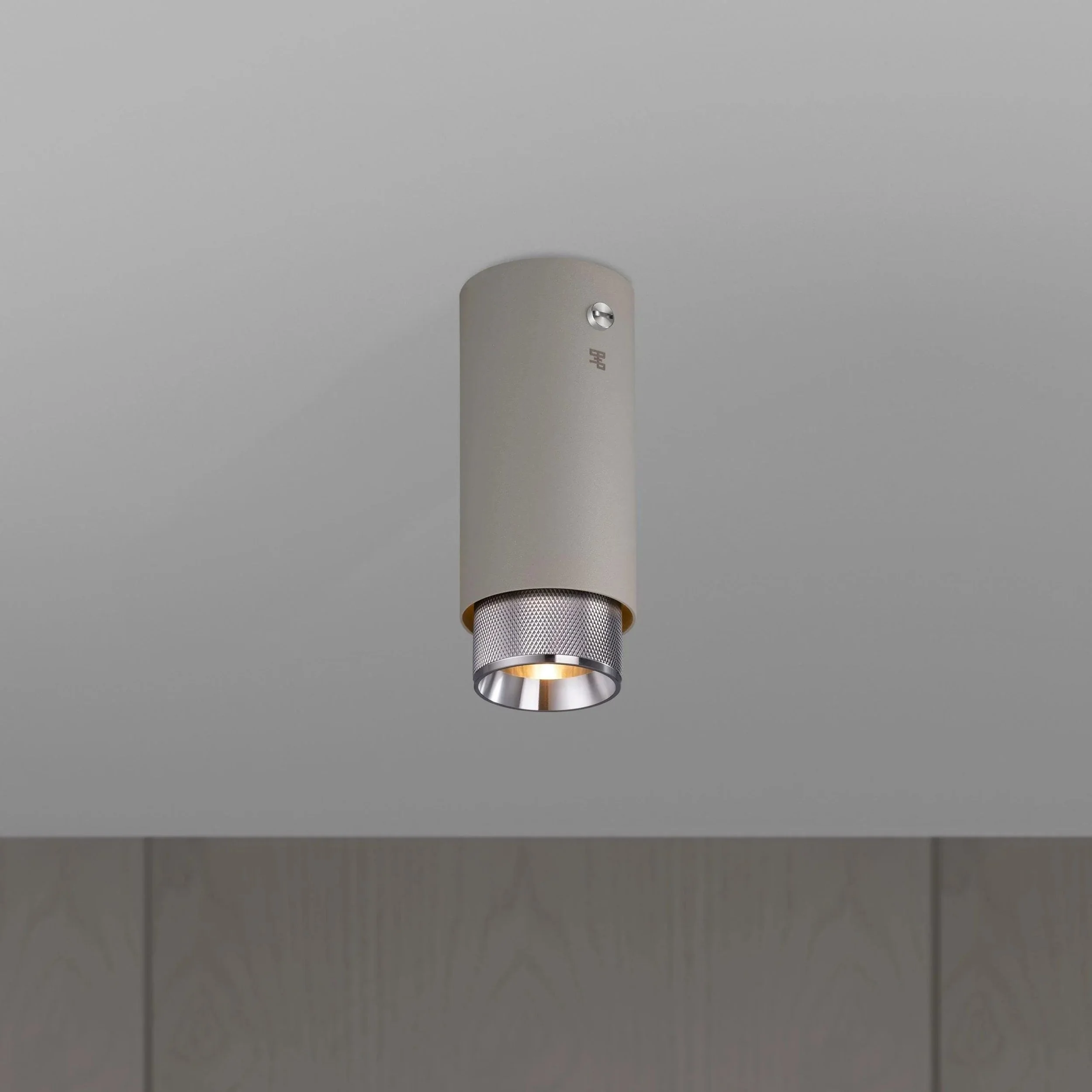 reflector-fixat-pe-tavan-exhaust-cross-stone-buster-and-punch-paris14a-ro-7.jpg
