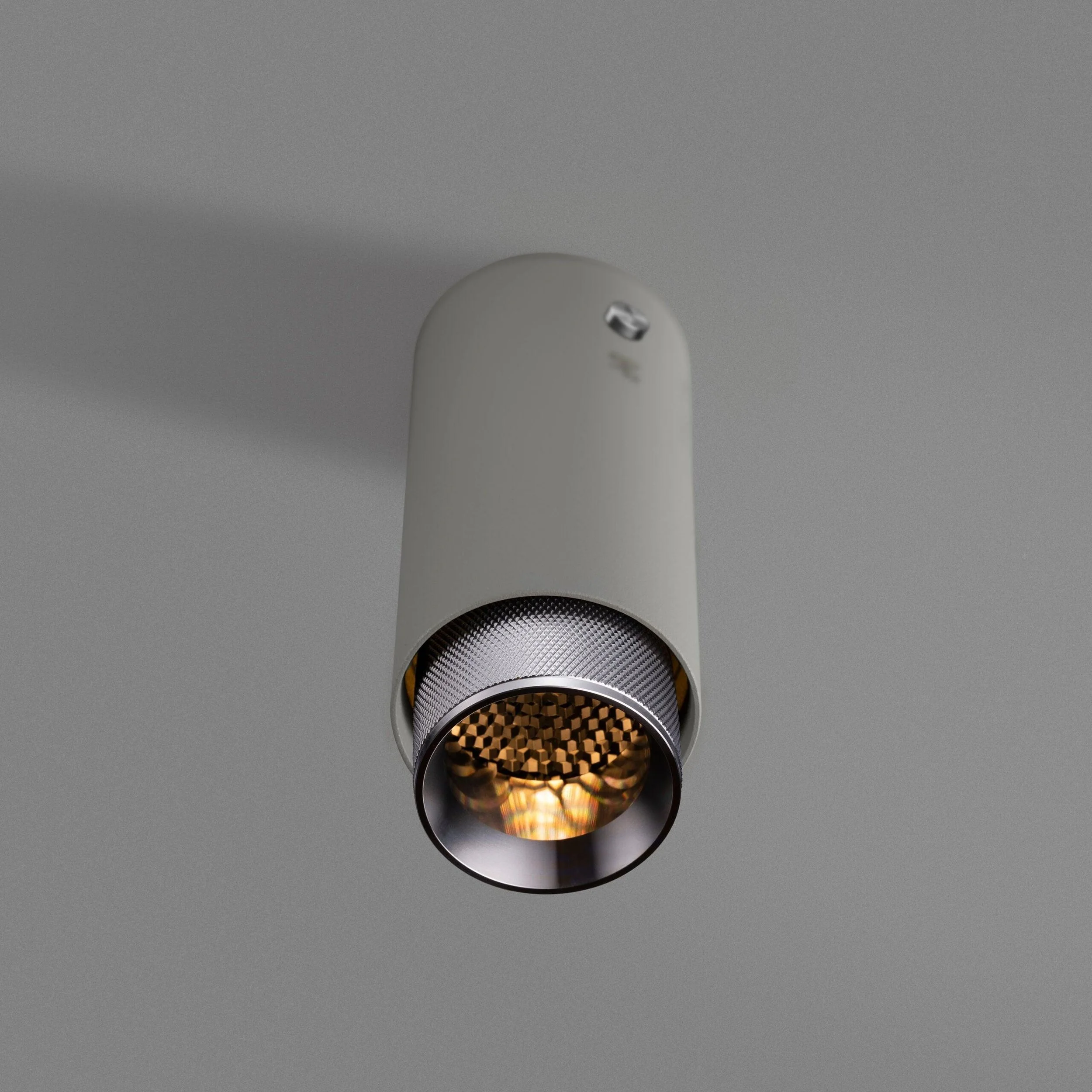 reflector-fixat-pe-tavan-exhaust-cross-stone-buster-and-punch-paris14a-ro-8.jpg