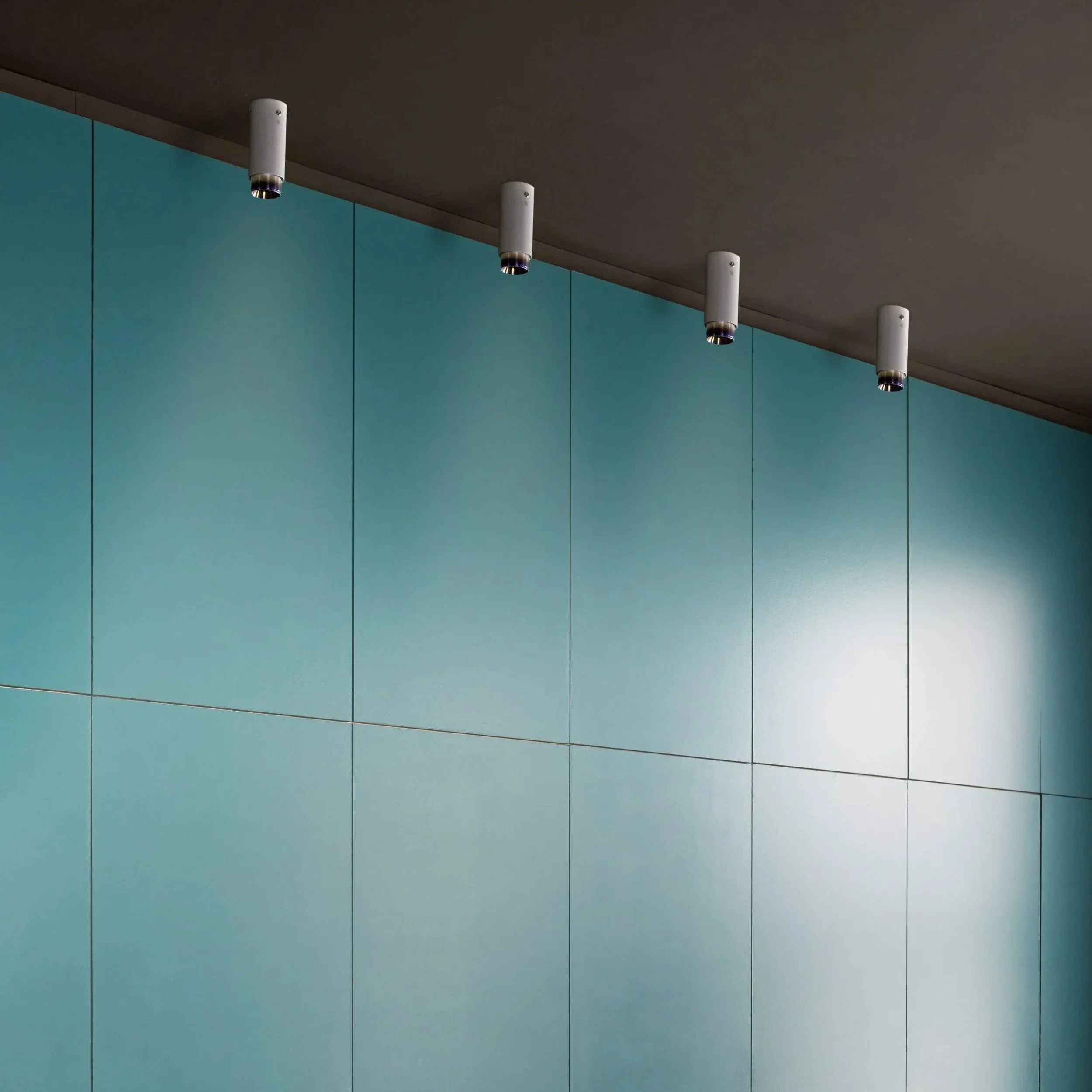 reflector-fixat-pe-tavan-exhaust-cross-stone-buster-and-punch-paris14a-ro-10.jpg