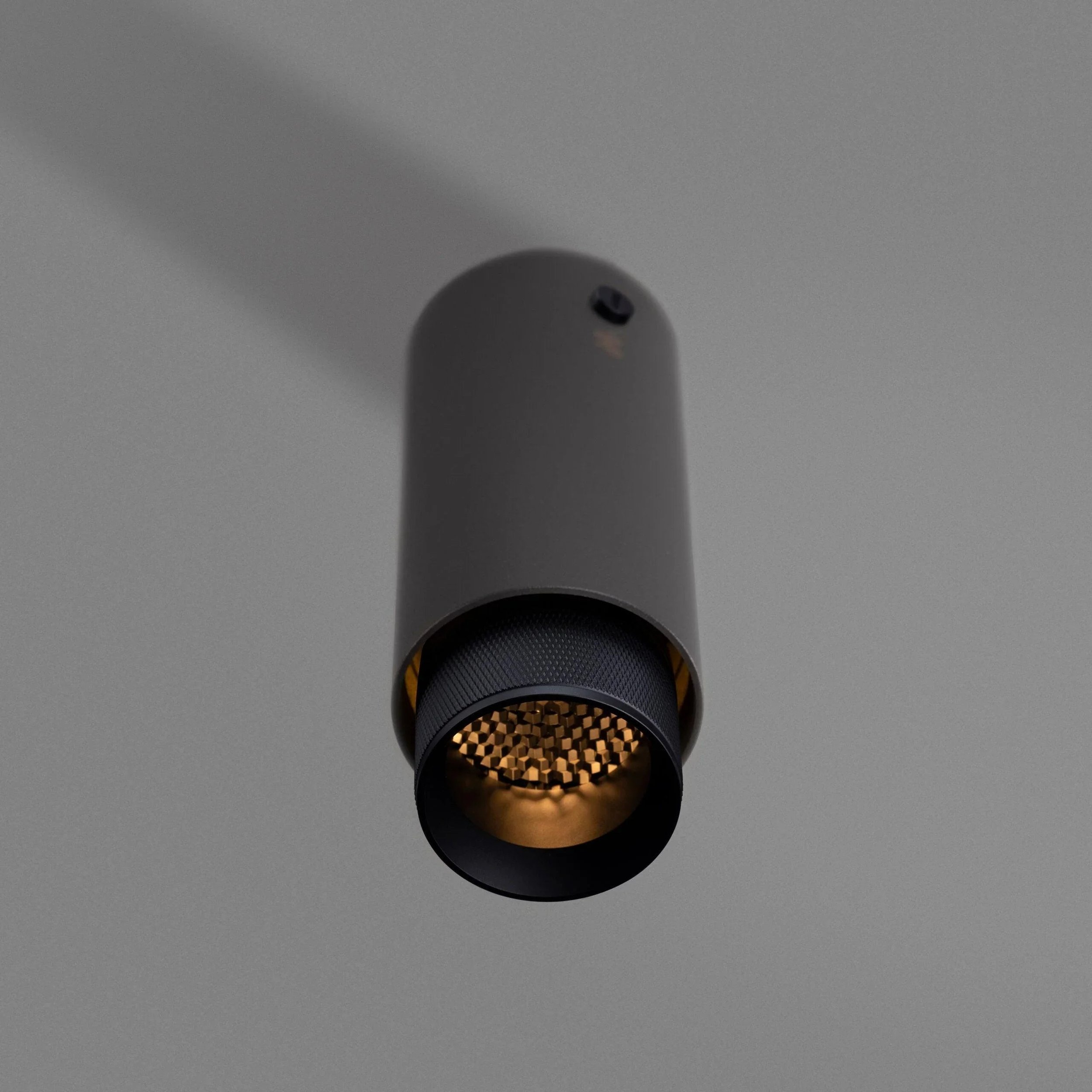 reflector-fixat-pe-tavan-exhaust-cross-graphite-buster-and-punch-paris14a-ro-2.jpg