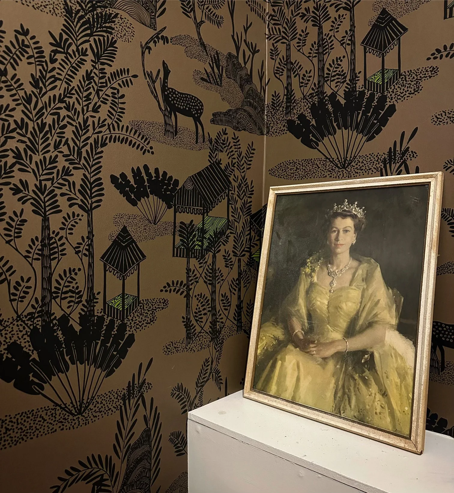 Elitis Siam Wall Paper & The Queen