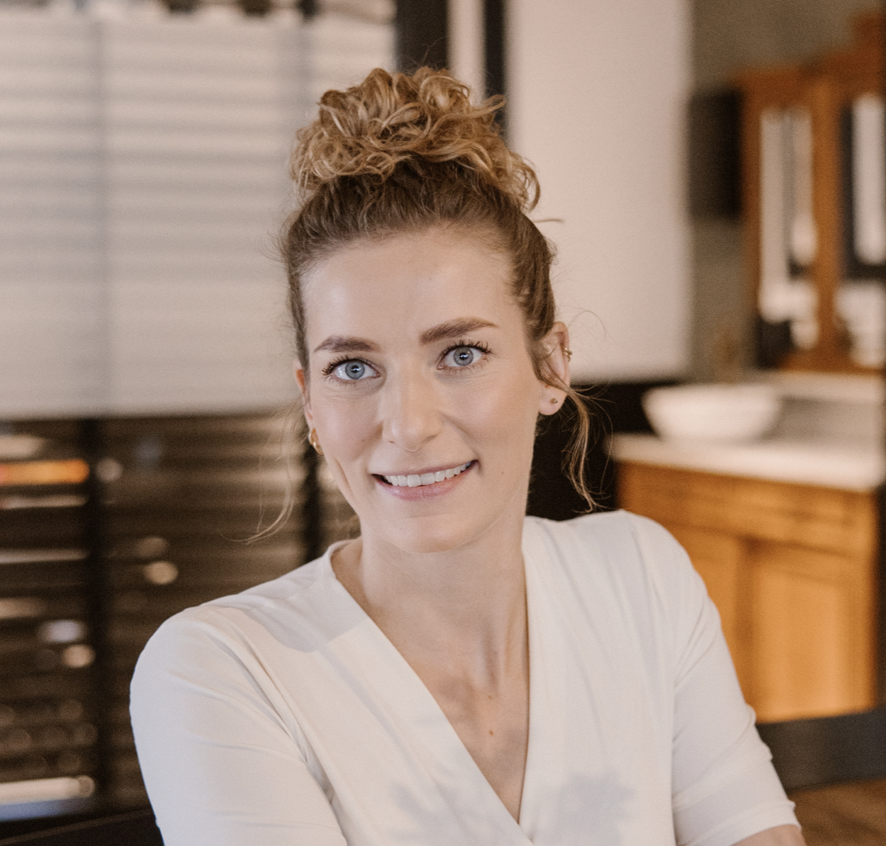 Eenvoudig pictogram van een arts of medisch professional met een stethoscoop.