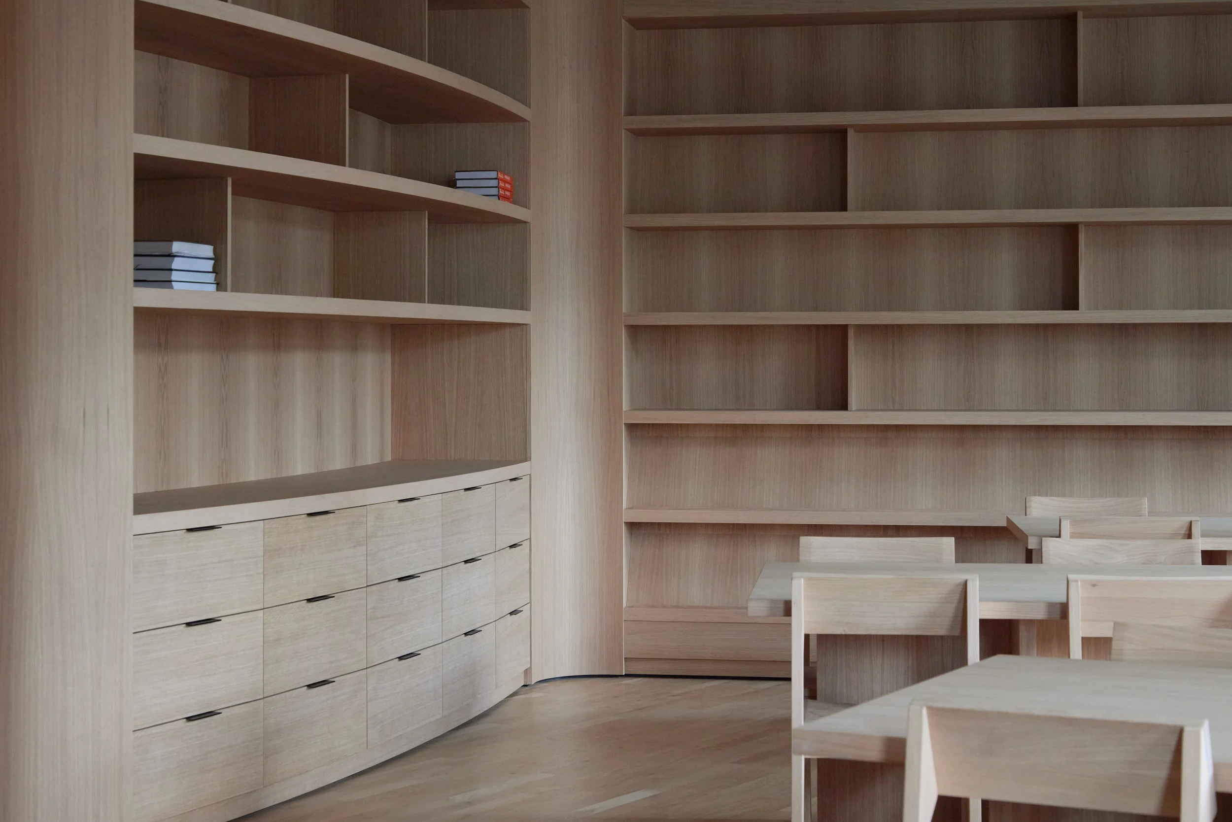Tischlereinbau, Maßanfertigung Tischlerei Weisse, Holz Rundung Eckschrank, Regal Eiche