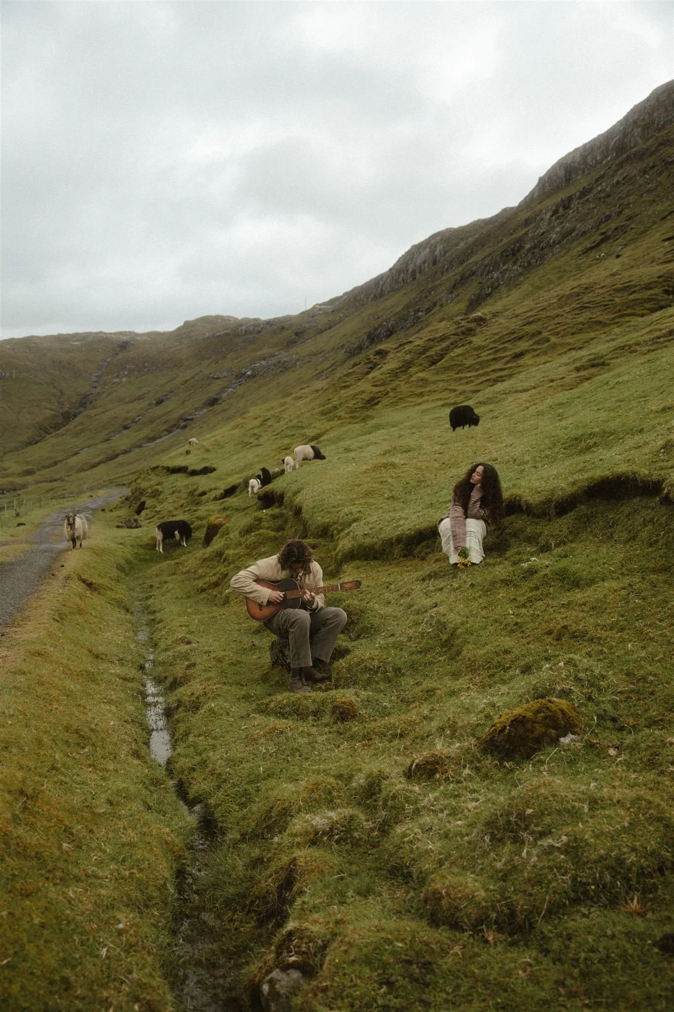 Sheep & rain Hailee & Andrew_by Timna Rosenthaler-3_websize.jpg
