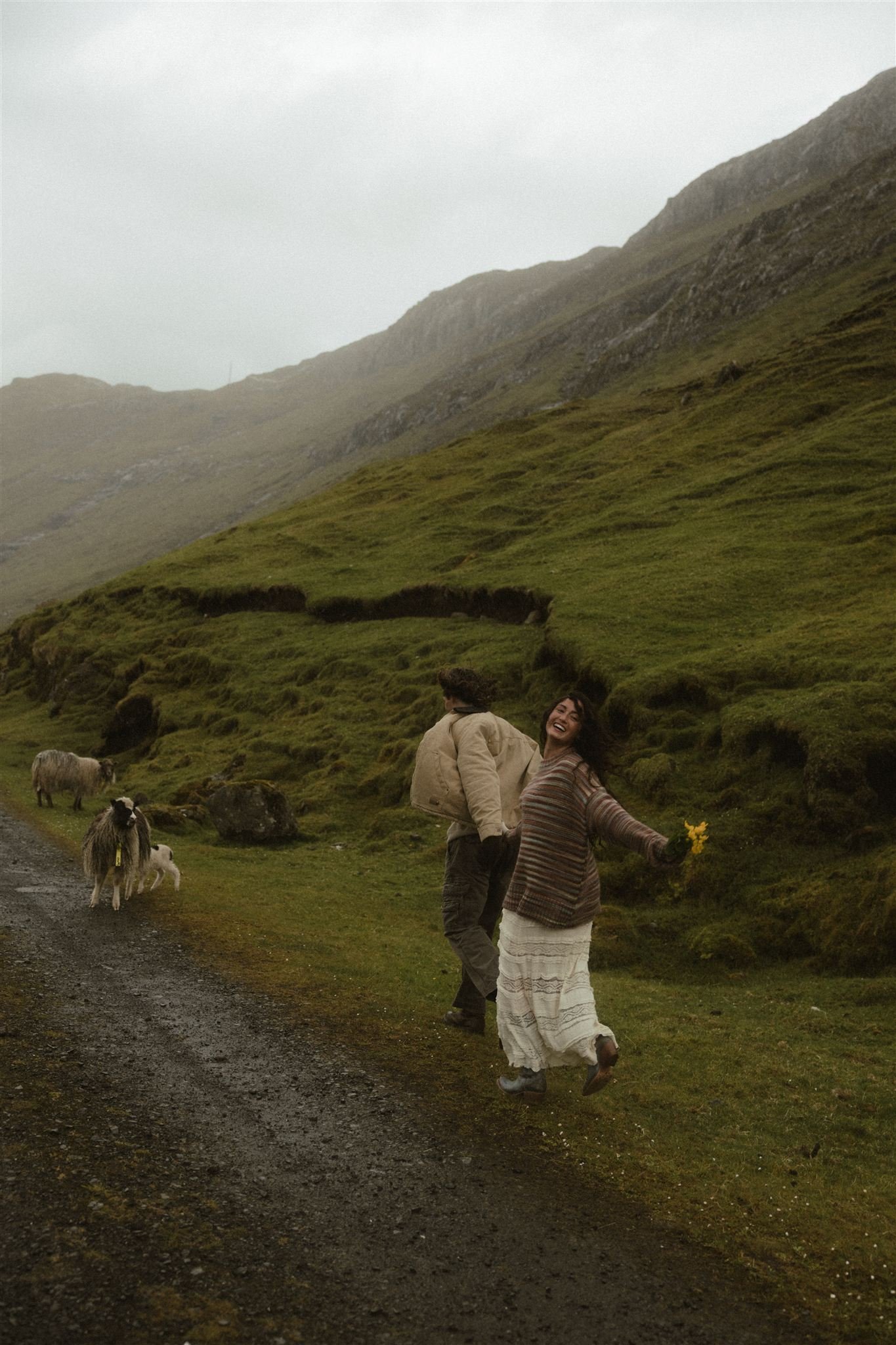 Sheep & rain Hailee & Andrew_by Timna Rosenthaler-19_websize.jpg