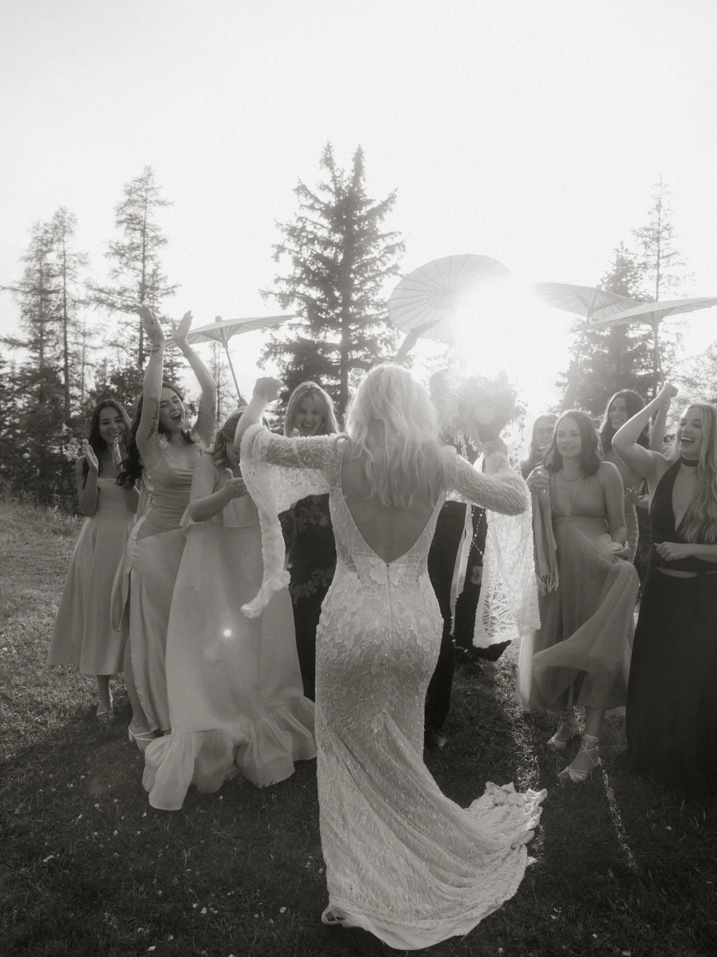 GIRLHOOD 
Watching the bride with her girls&hellip; friendships like these are pure treasure 💗
.
.
.
Keywords:
intimate wedding | mountain wedding | Berghochzeit l girlhood | wedding party | storytelling photography | documentary style photographer 
