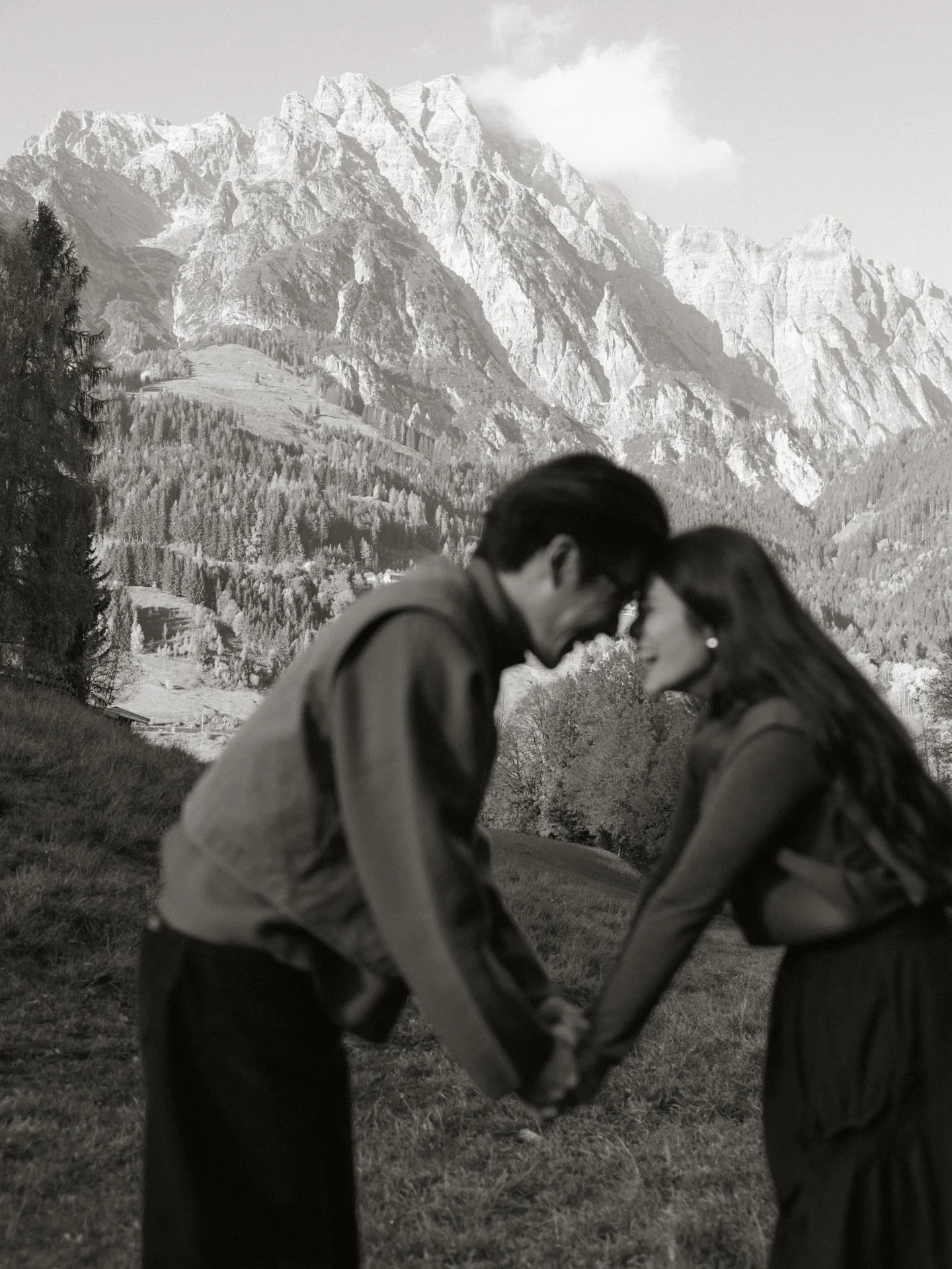 W+N during their honeymoon in Austria ❤️

We split their photoshoot over two days. On the first afternoon, we started in a field by their hotel, enjoying the soft October light&hellip; until a herd of cows decided to join us. Keeping our bags safe tu