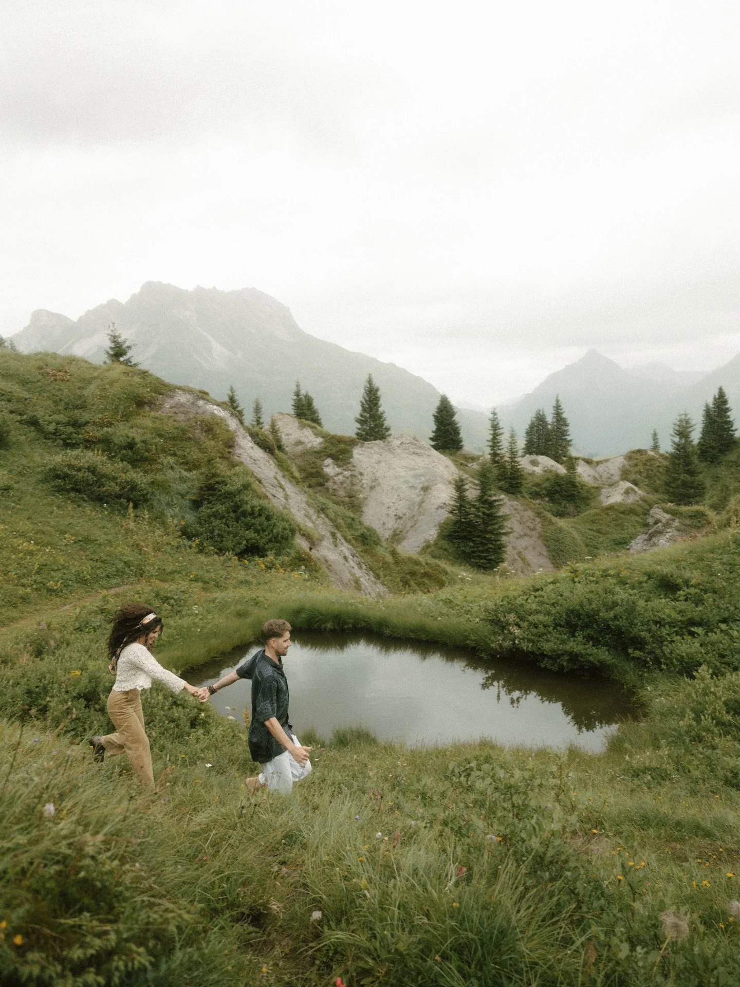 Portraits from a drizzly mountain afternoon 💛⛰️🌧️
.
.
.
#mountainphotoshoot #austrianmountains #alpsmountains #europeelopementphotographer #austrianphotographer