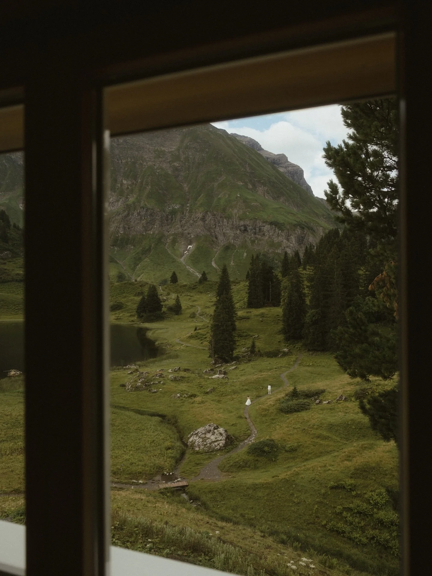 Photos vs. the moments behind them 🤭💛⛰️✨

I always capture little behind-the-scenes moments on my phone and send them to you right after your elopement or session - so you can feel it all again while waiting for your photos!! :)

#austriaelopement 