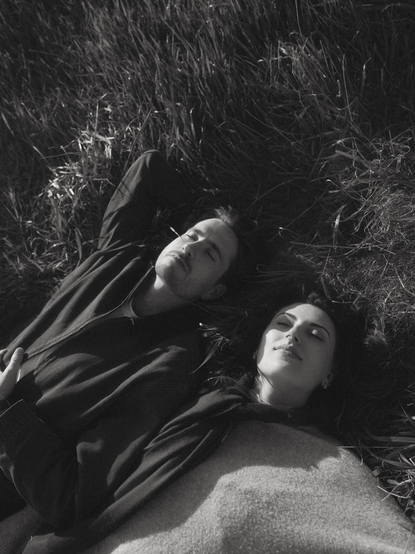 Daydreaming in Ireland 💭🐑🌞

Cara &amp; Liam have the sweetest tradition of doing a photoshoot during one trip every year. After Hawaii and New Zealand, Ireland became part of the tradition during their time in Europe 🇮🇪