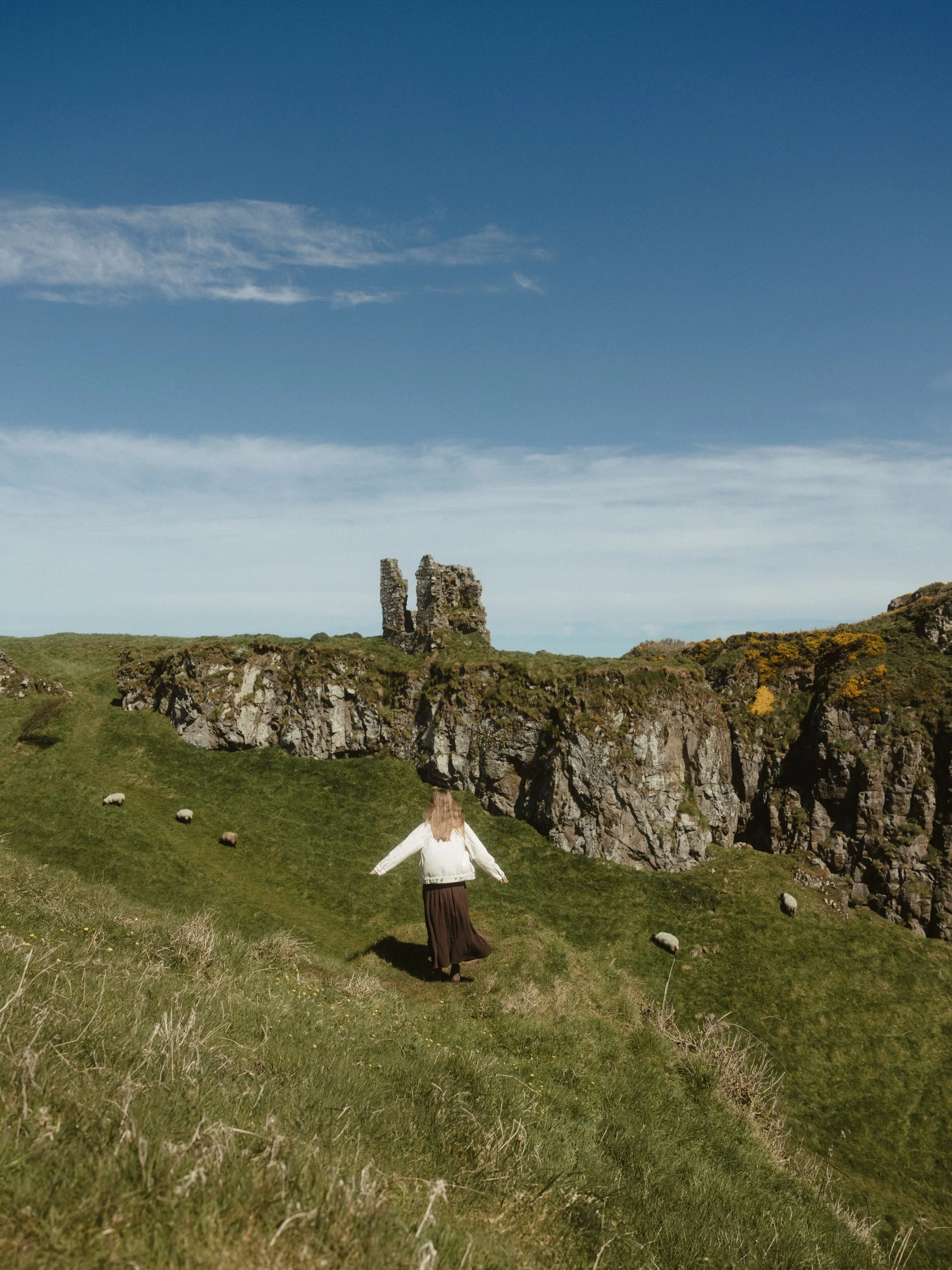 Did some location scouting in Northern Ireland 🌼 and honestly&hellip; look how beautiful this place is!! 
Greens, cliffs, ocean views &amp; sheep everywhere 🐑🫐

Kept catching myself just stopping and staring for a bit because it really doesn&rsquo
