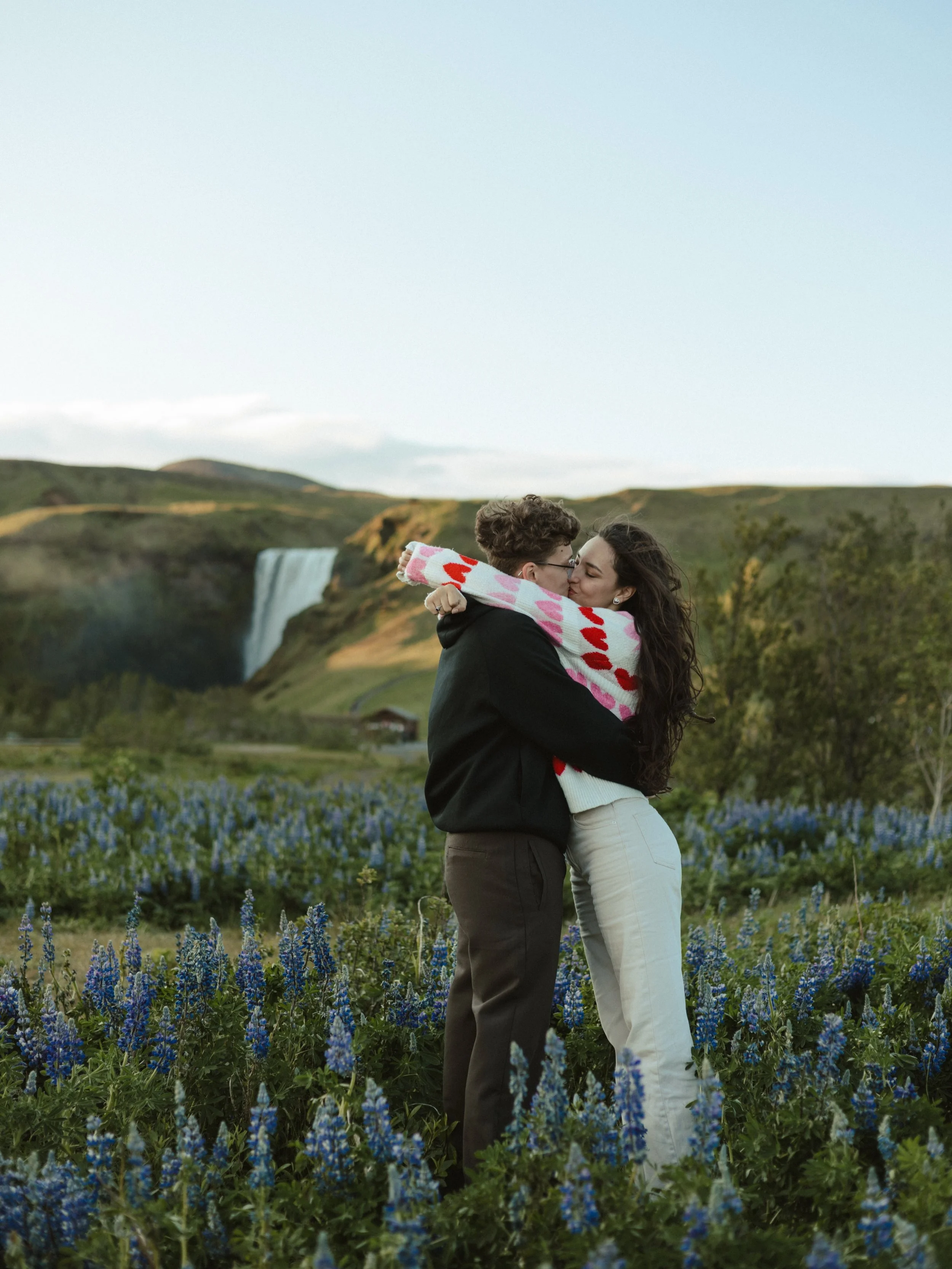 You know what&rsquo;s so cool about summers in northern countries? the sun barely sets so you can go to waterfalls at 11pm with literally no people around 💜

Iceland, June 2025.
#icelandphotoshoot #skogafoss #europeelopementphotographer