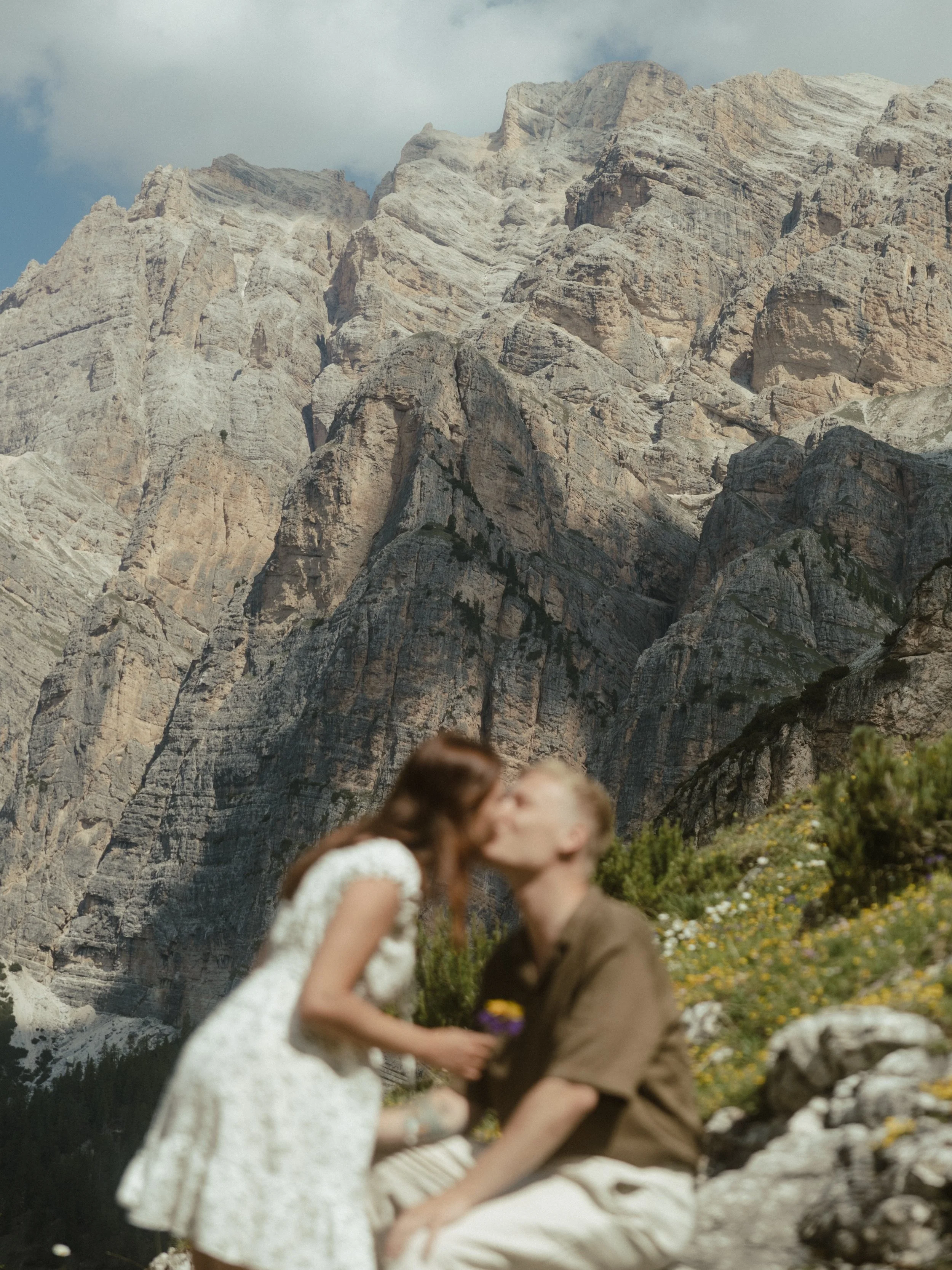alpine love stories just hit different 🌼⛰️🥹🦙🥾

#engagementsession #dolomitesphotographer #dolomites #elopementphotographer #proposalphotographer